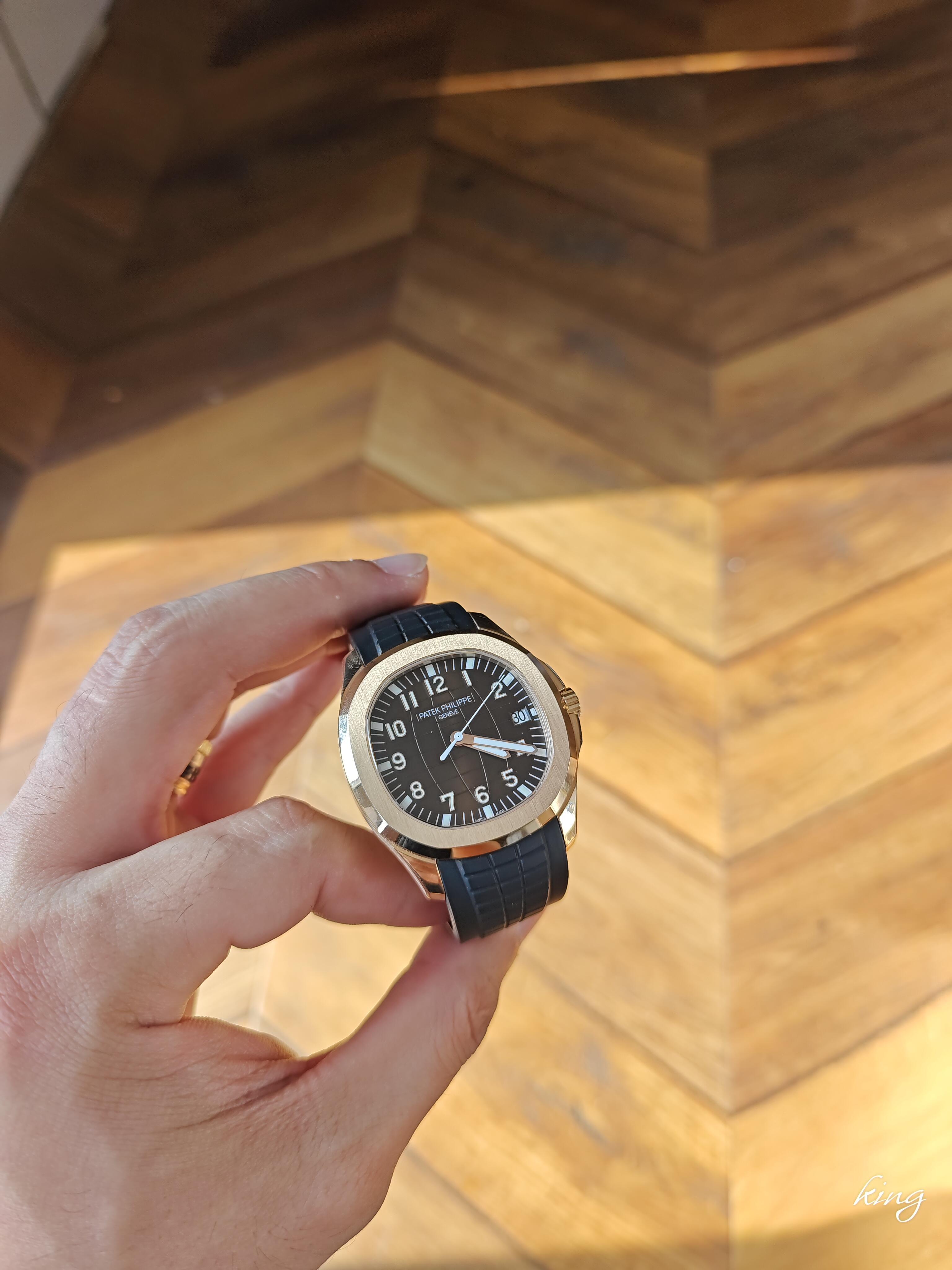 Orologio sportivo di lusso Patek Philippe Aquamarine Collection con quadrante nero in oro rosa e cinturino in caucciù, automatico e meccanico, da uomo.