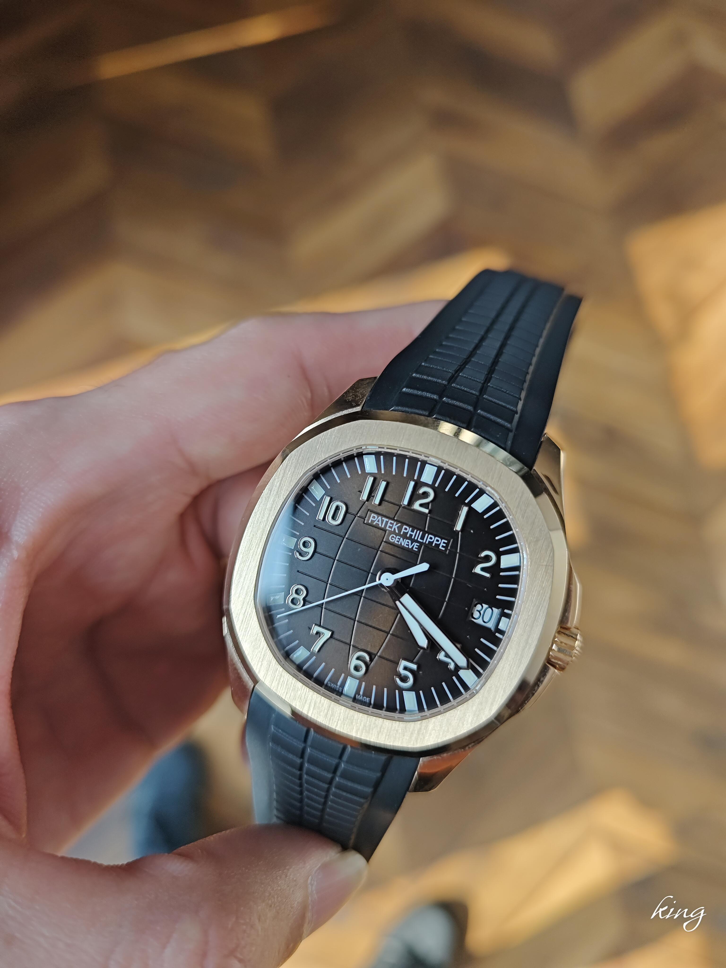 Orologio sportivo di lusso Patek Philippe Aquamarine Collection con quadrante nero in oro rosa e cinturino in caucciù, automatico e meccanico, da uomo.