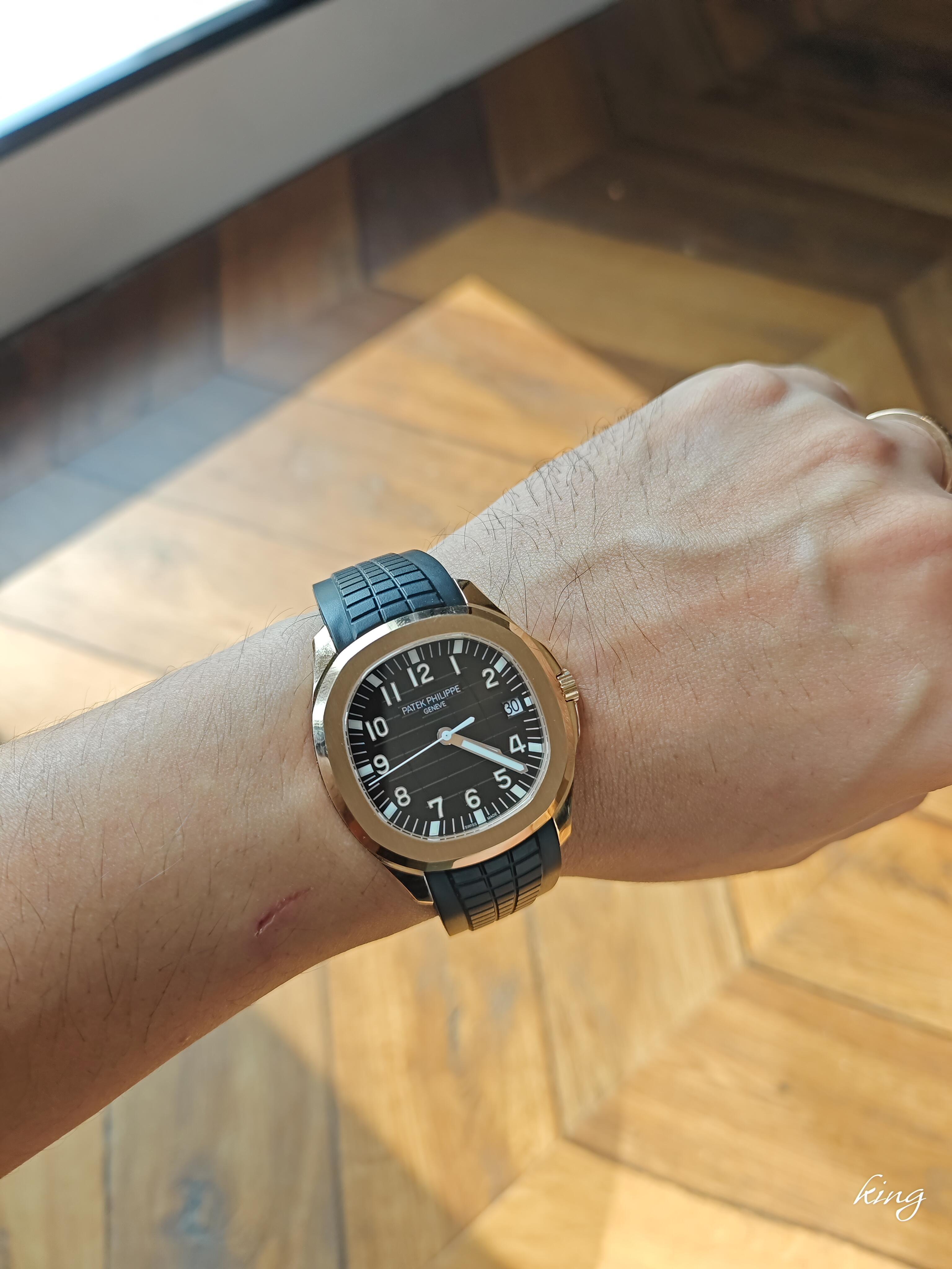 Orologio sportivo di lusso Patek Philippe Aquamarine Collection con quadrante nero in oro rosa e cinturino in caucciù, automatico e meccanico, da uomo.