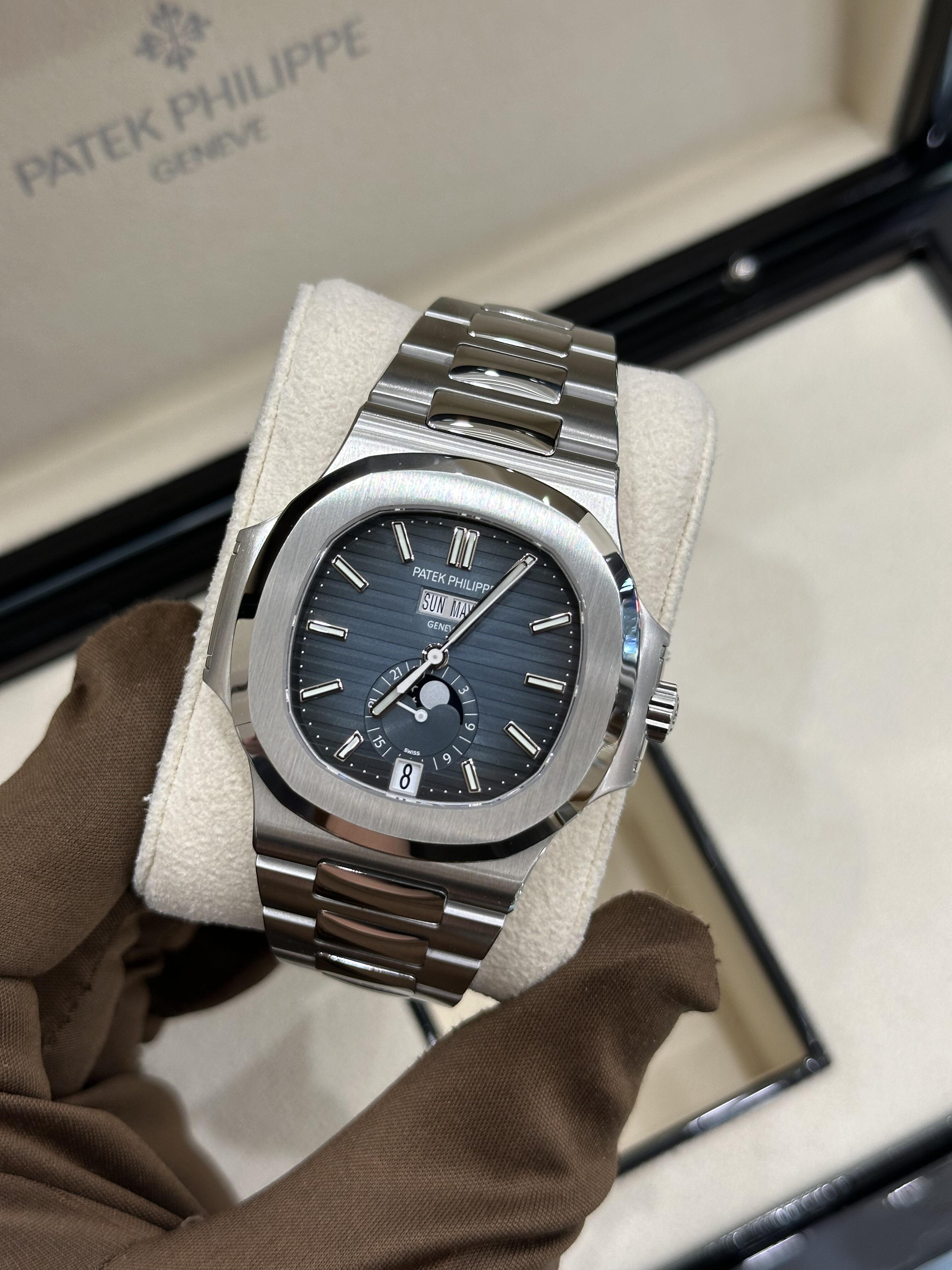 Orologio da uomo automatico Patek Philippe Nautilus 5726/1A con calendario annuale e fasi lunari in acciaio inossidabile.