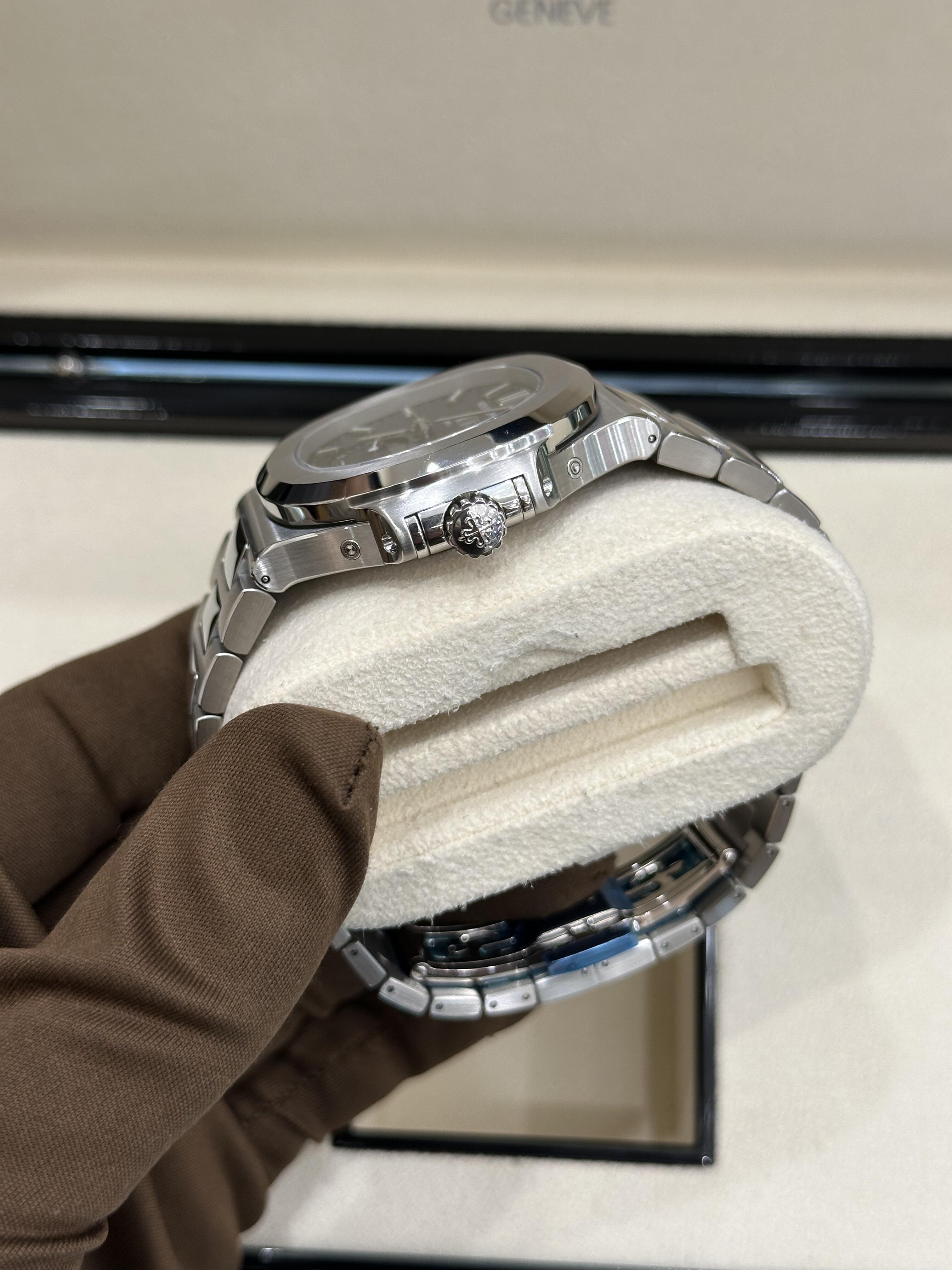 Orologio da uomo automatico Patek Philippe Nautilus 5726/1A con calendario annuale e fasi lunari in acciaio inossidabile.