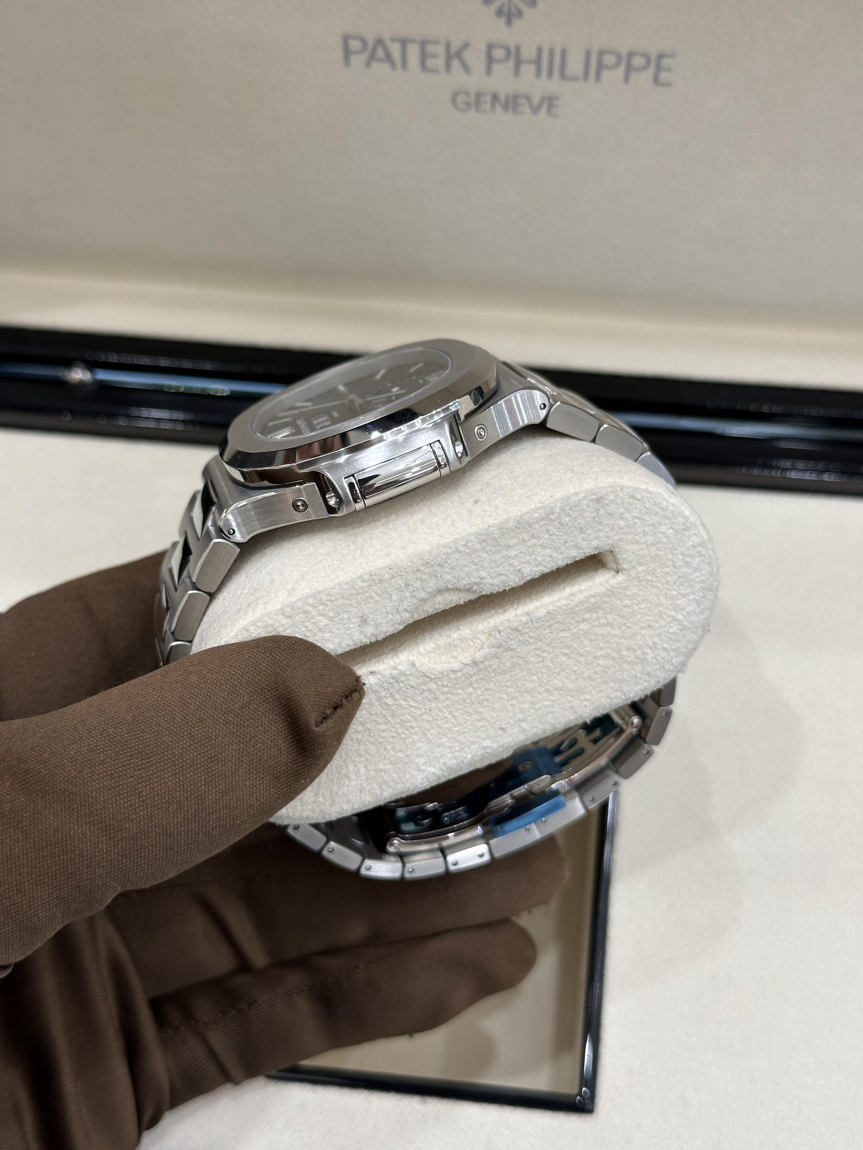 Orologio da uomo automatico Patek Philippe Nautilus 5726/1A con calendario annuale e fasi lunari in acciaio inossidabile.