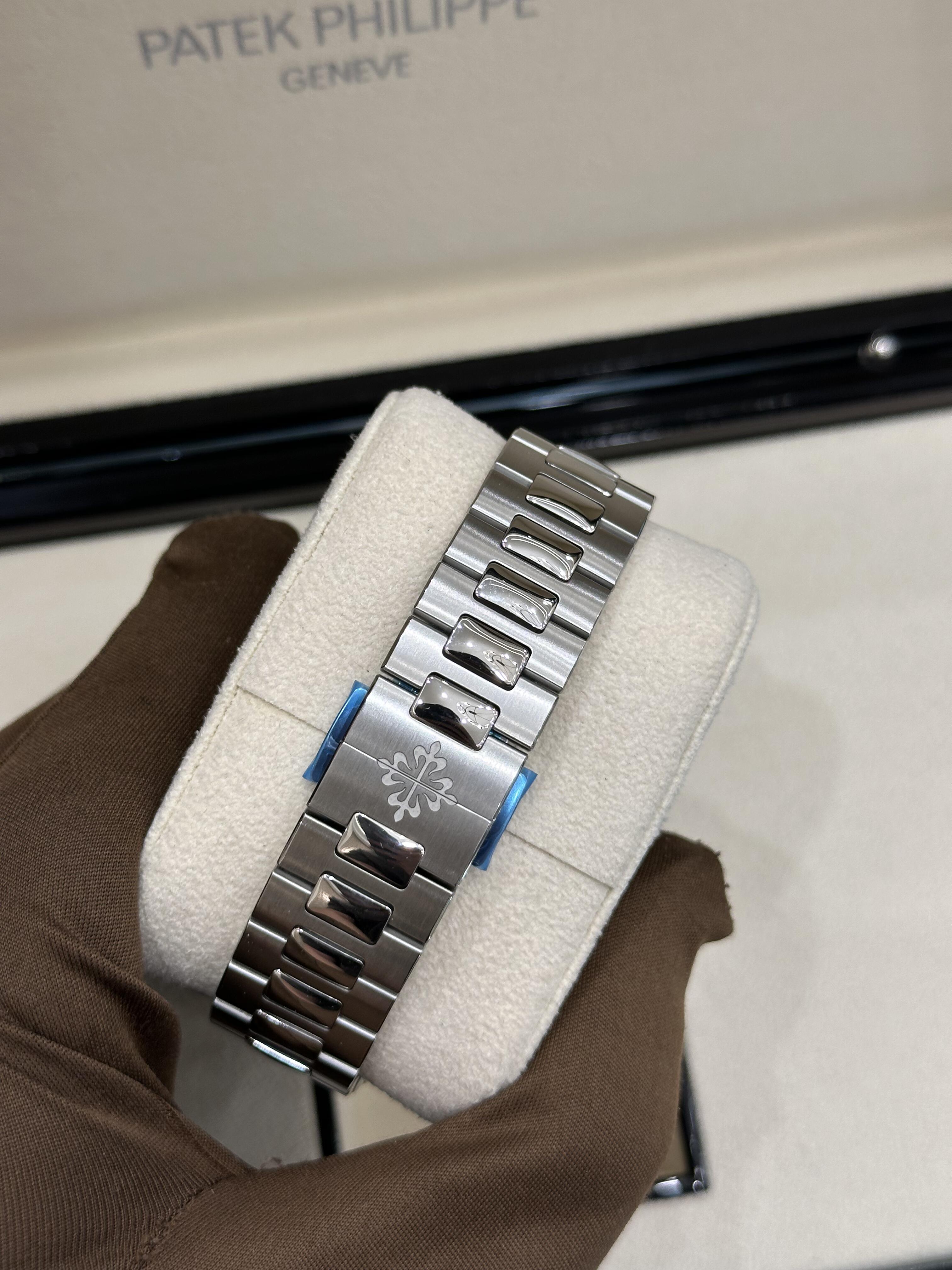 Orologio da uomo automatico Patek Philippe Nautilus 5726/1A con calendario annuale e fasi lunari in acciaio inossidabile.