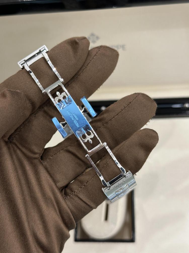 Orologio da uomo automatico Patek Philippe Nautilus 5726/1A con calendario annuale e fasi lunari in acciaio inossidabile.