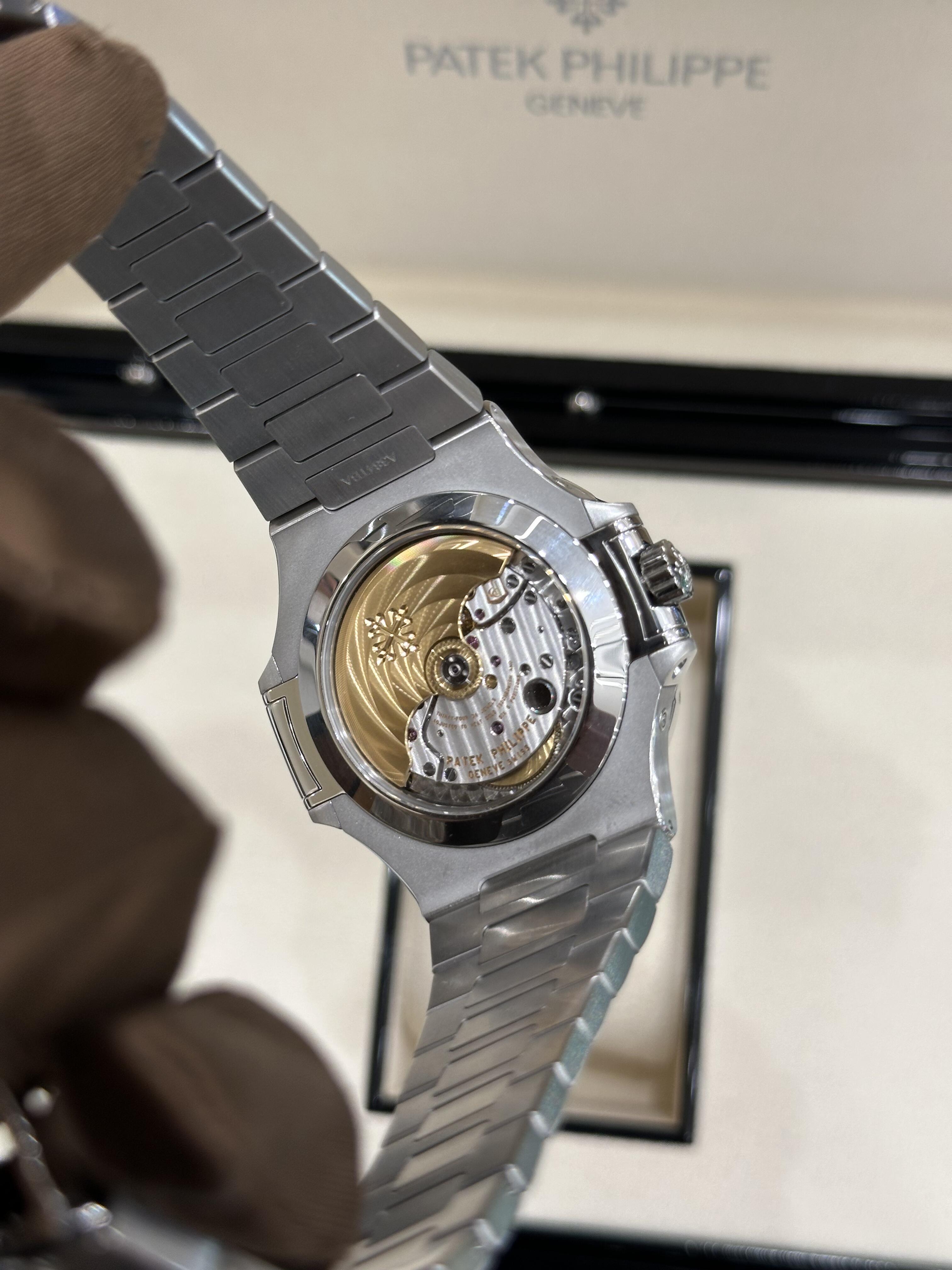Orologio da uomo automatico Patek Philippe Nautilus 5726/1A con calendario annuale e fasi lunari in acciaio inossidabile.