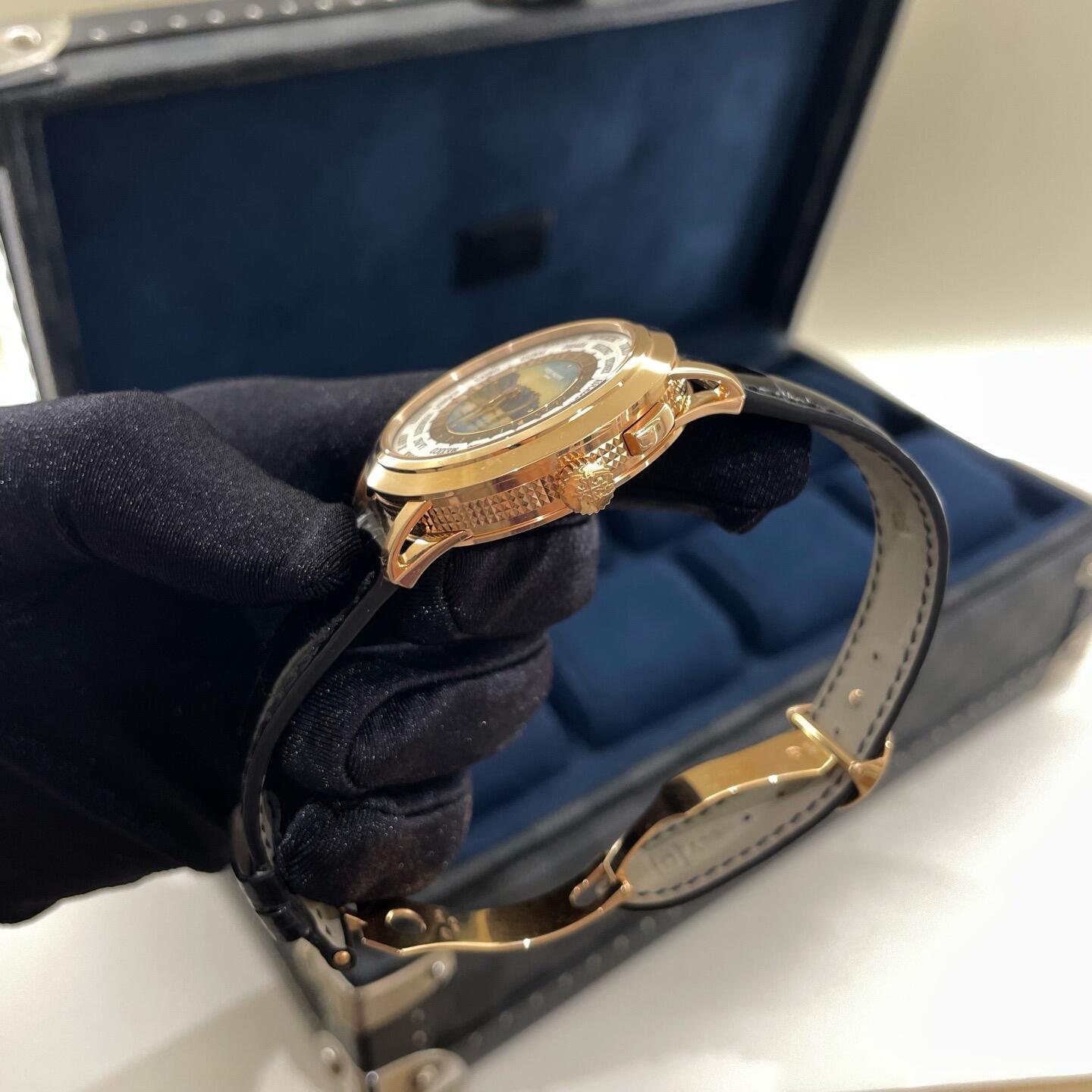 Patek Philippe World Time 5520R con quadrante in smalto color oro rosa - Un orologio da collezione