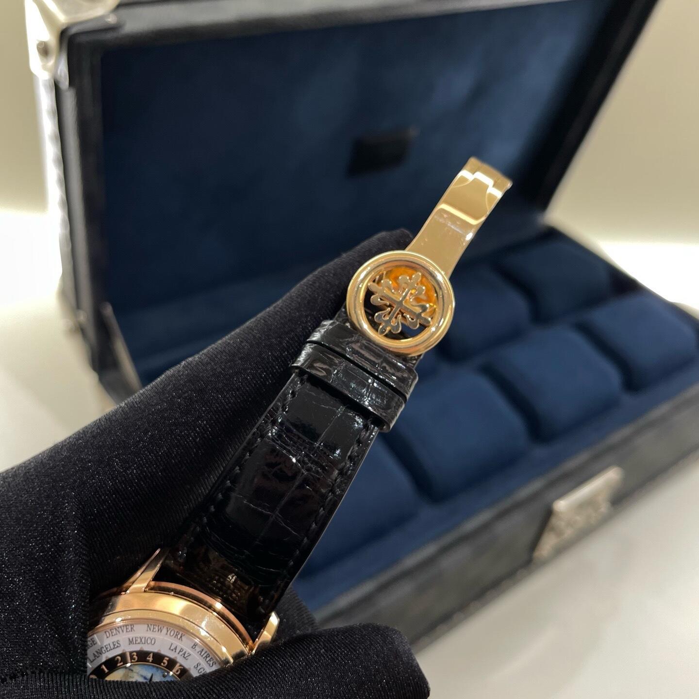 Patek Philippe World Time 5520R con quadrante in smalto color oro rosa - Un orologio da collezione