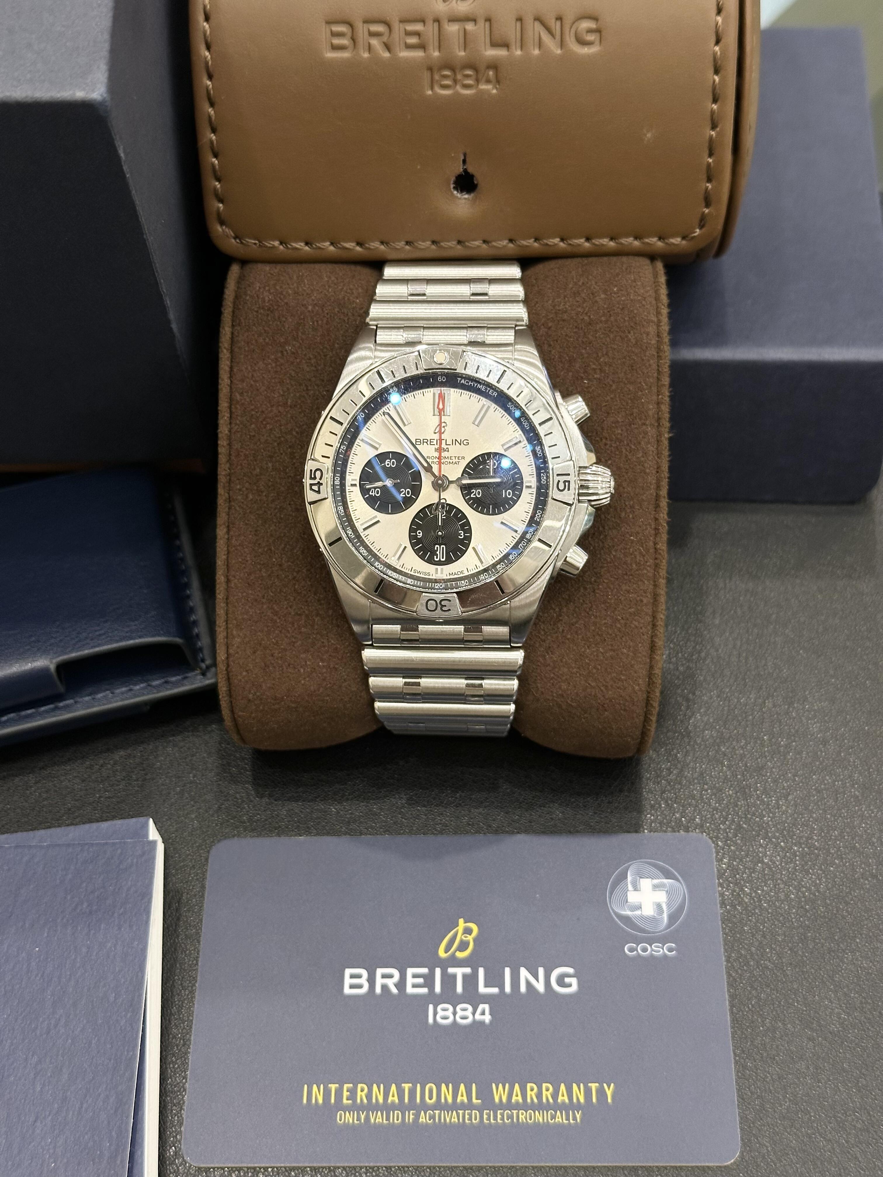 Orologio da pilota Breitling Navitimer in acciaio inossidabile con quadrante panda, ideale per lavoro e sport, con movimento meccanico.