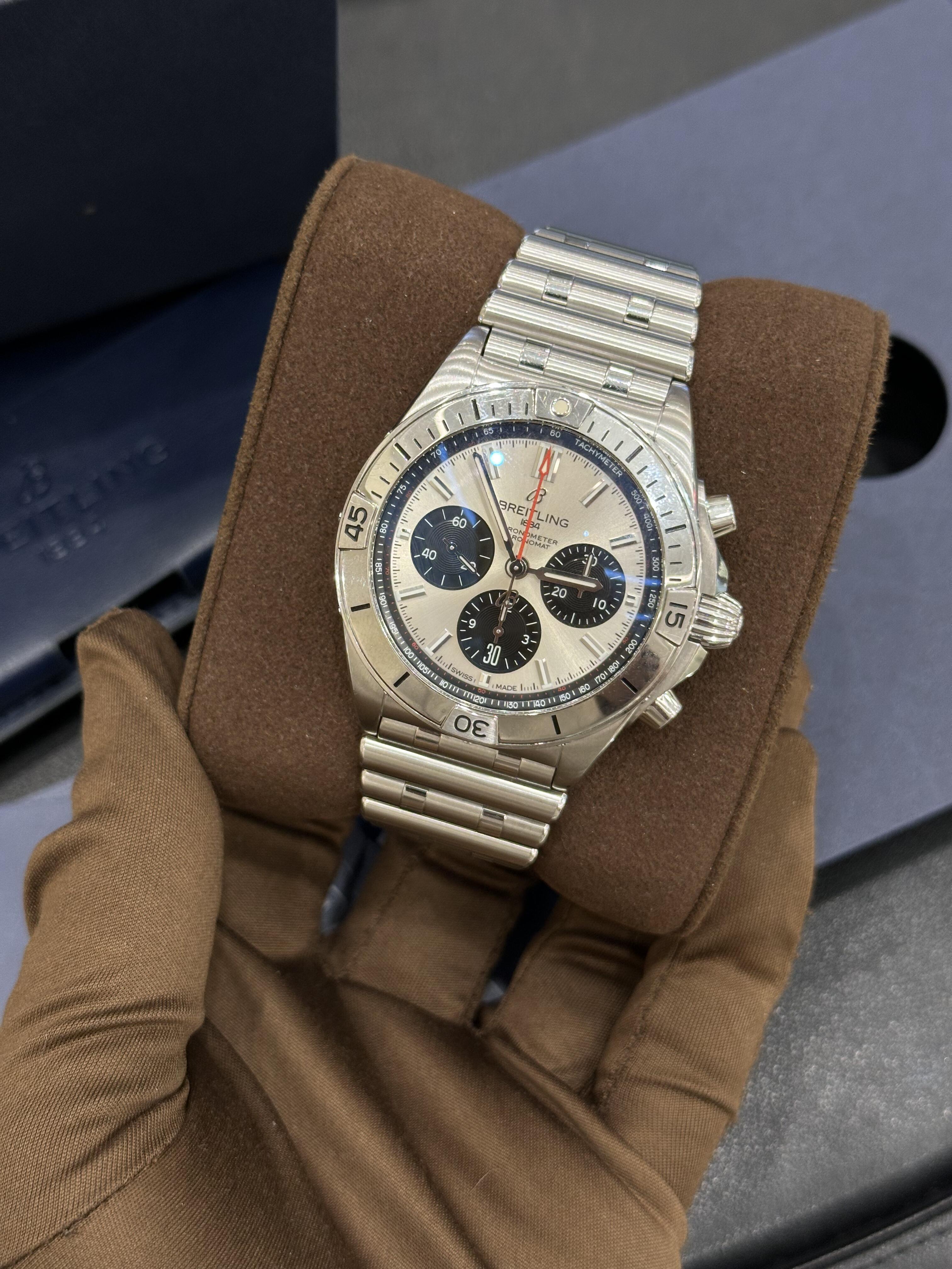 Orologio da pilota Breitling Navitimer in acciaio inossidabile con quadrante panda, ideale per lavoro e sport, con movimento meccanico.