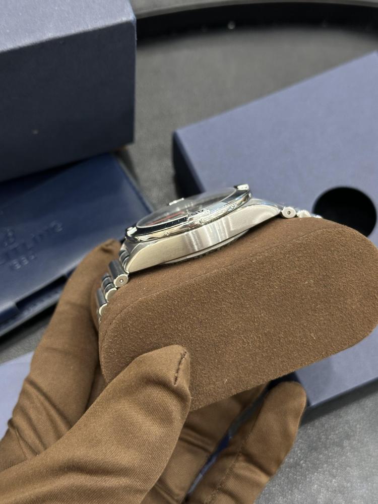 Orologio da pilota Breitling Navitimer in acciaio inossidabile con quadrante panda, ideale per lavoro e sport, con movimento meccanico.