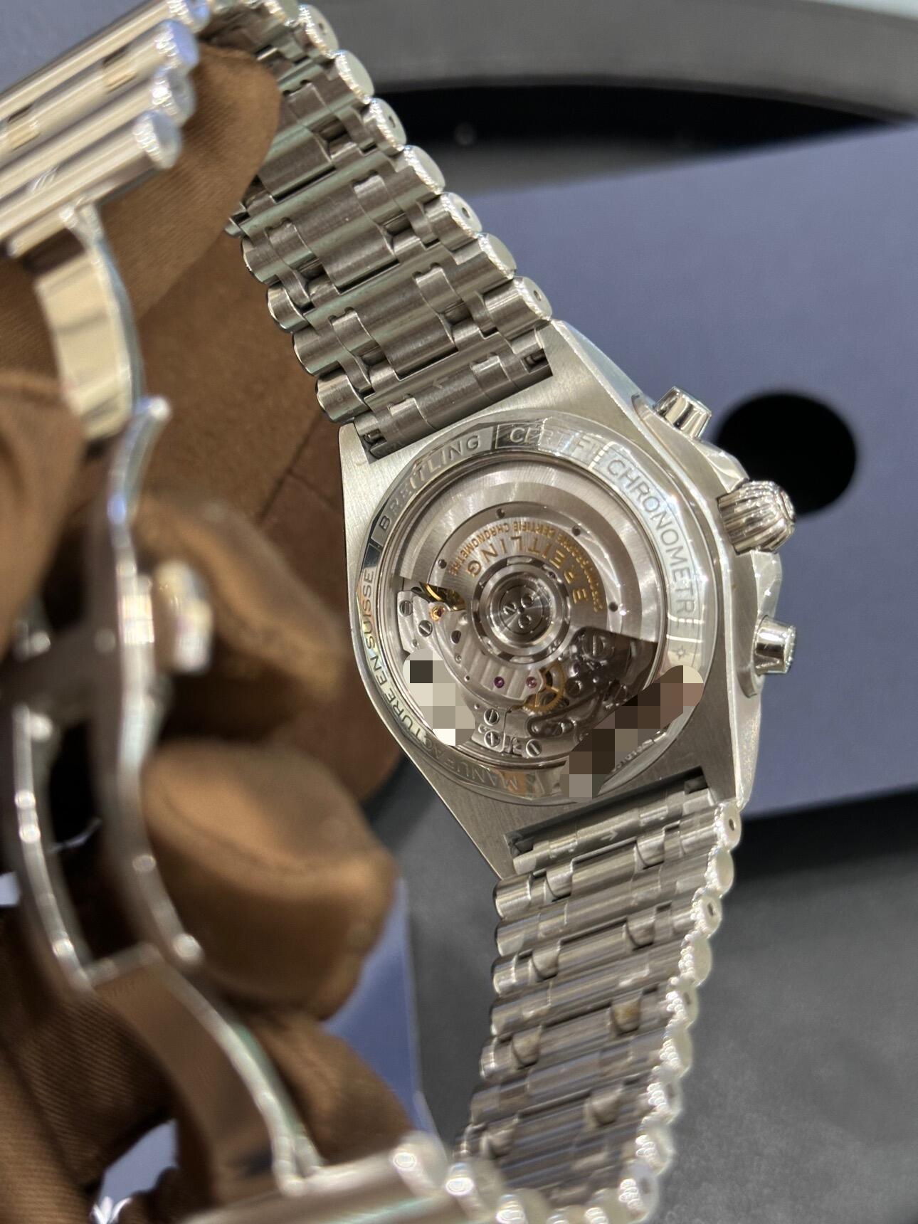 Orologio da pilota Breitling Navitimer in acciaio inossidabile con quadrante panda, ideale per lavoro e sport, con movimento meccanico.