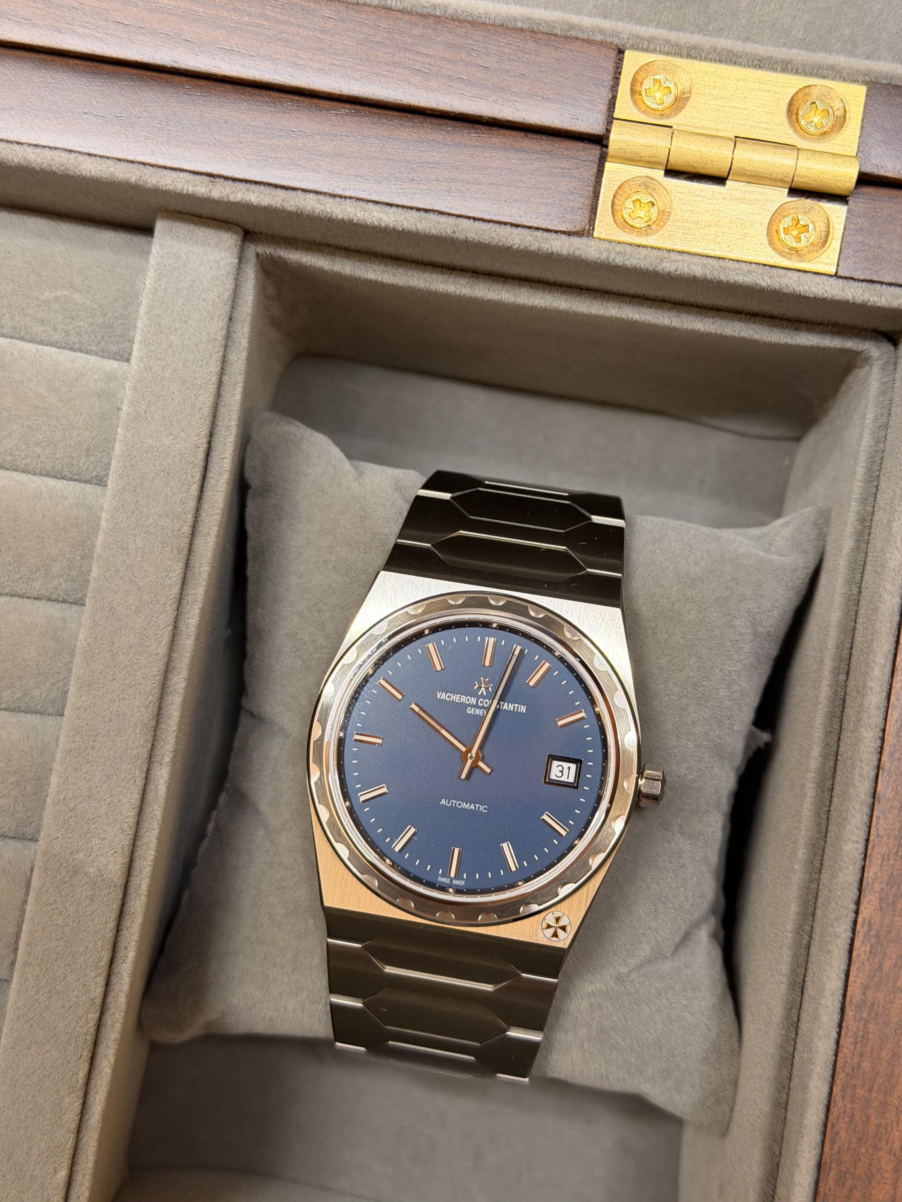 Orologio sportivo di lusso Vacheron Constantin Overseas in oro rosa con quadrante blu e bracciale in acciaio, automatico e meccanico, da uomo.