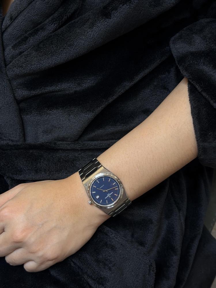 Orologio sportivo di lusso Vacheron Constantin Overseas in oro rosa con quadrante blu e bracciale in acciaio, automatico e meccanico, da uomo.