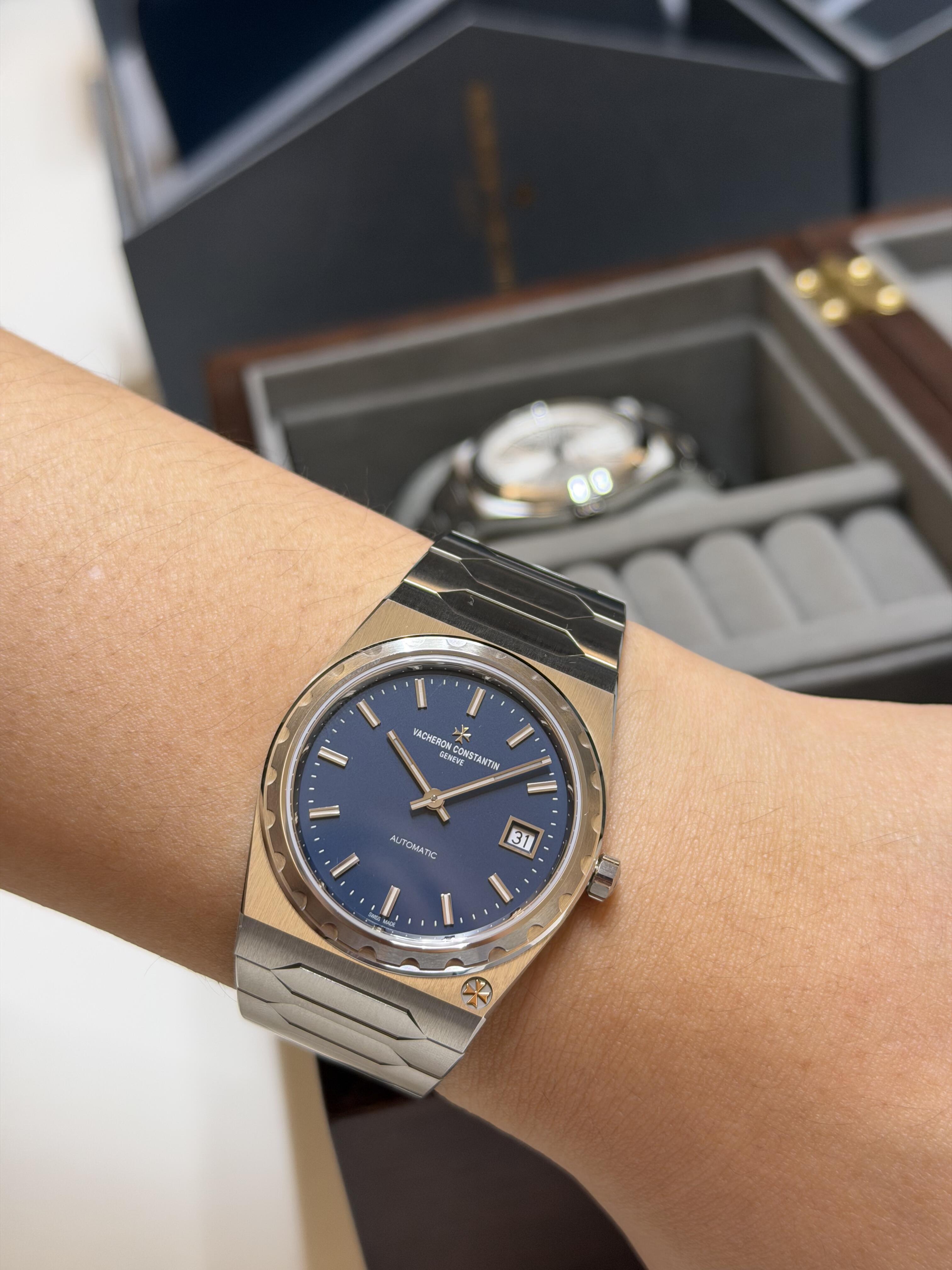 Orologio sportivo di lusso Vacheron Constantin Overseas in oro rosa con quadrante blu e bracciale in acciaio, automatico e meccanico, da uomo.