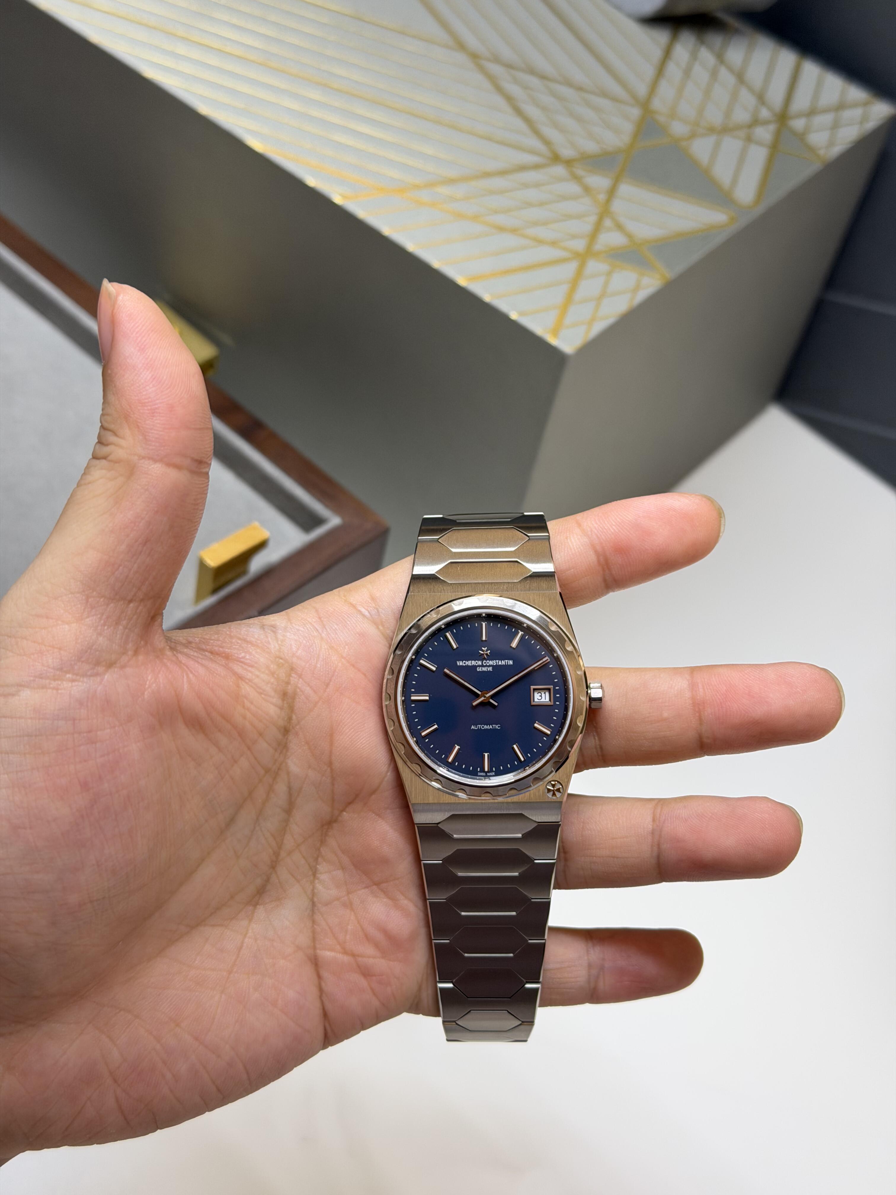 Orologio sportivo di lusso Vacheron Constantin Overseas in oro rosa con quadrante blu e bracciale in acciaio, automatico e meccanico, da uomo.