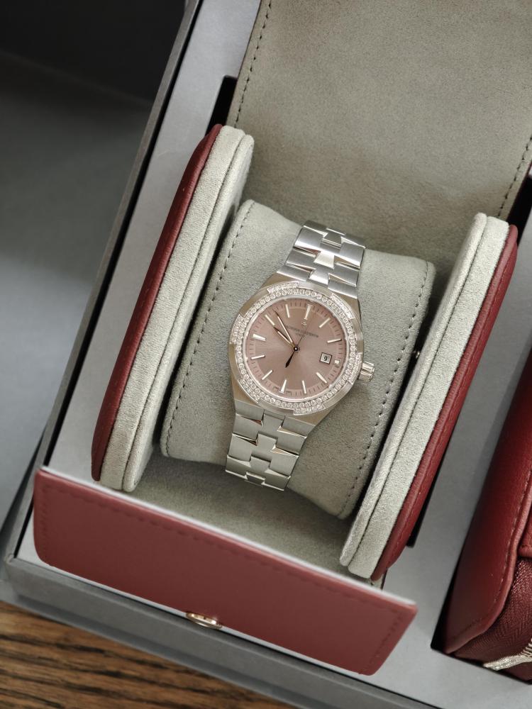 Orologio da donna Vacheron Constantin Overseas automatico meccanico in acciaio inossidabile con quadrante rosa e diamanti.