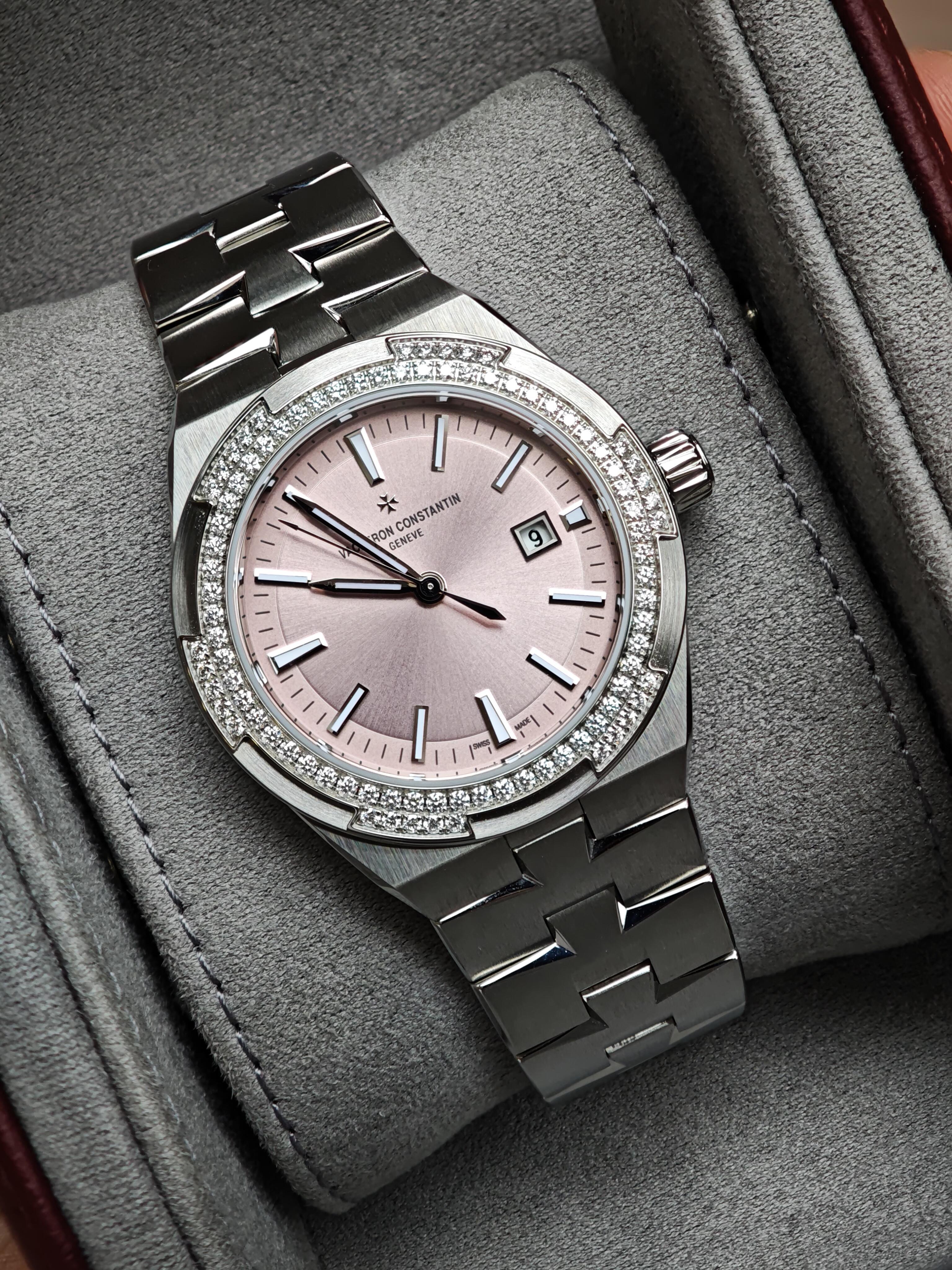 Orologio da donna Vacheron Constantin Overseas automatico meccanico in acciaio inossidabile con quadrante rosa e diamanti.