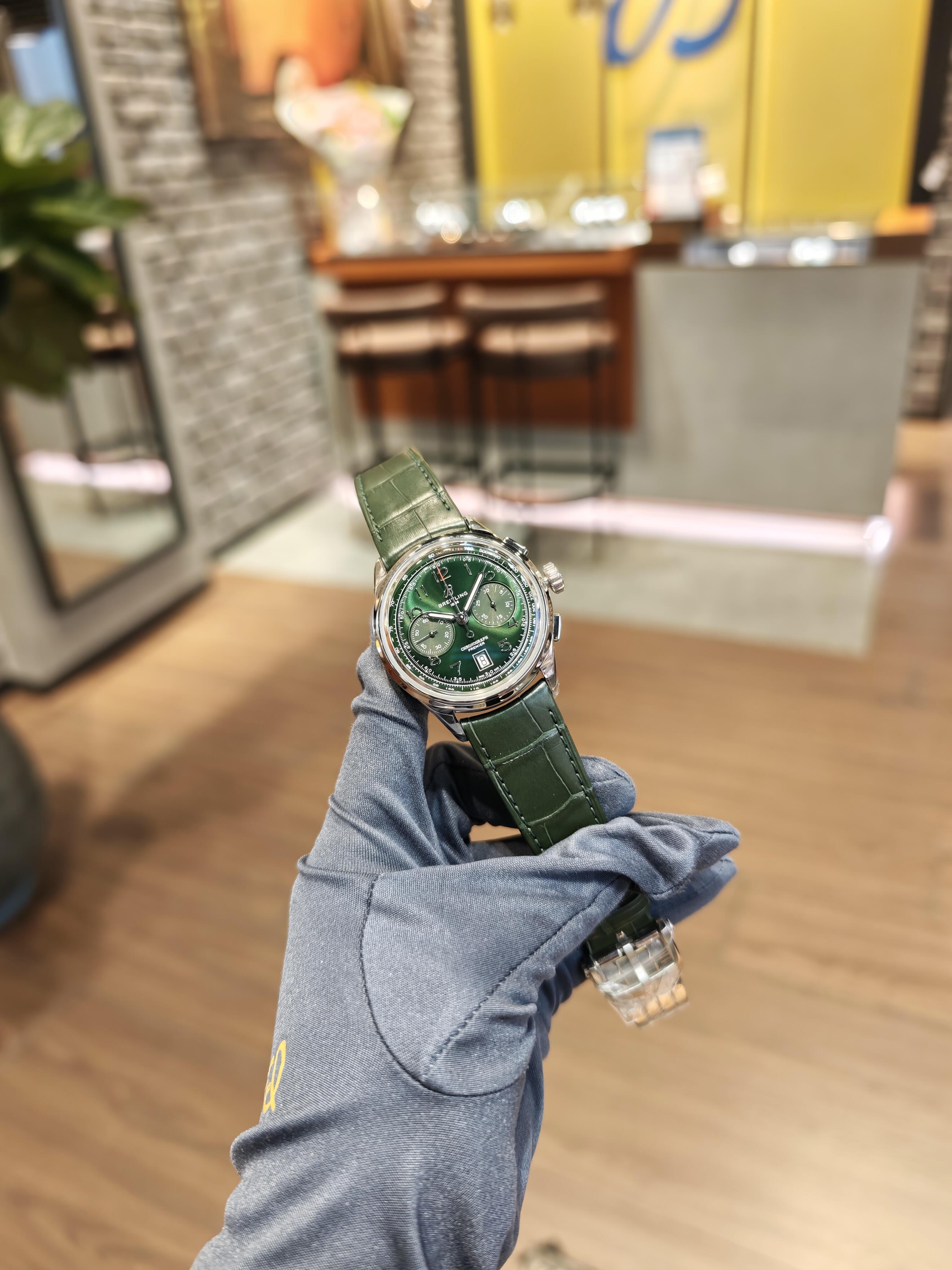 Breitling Premier, orologio di lusso da lavoro con quadrante verde e cinturino in pelle di alligatore, cronografo da aviazione.