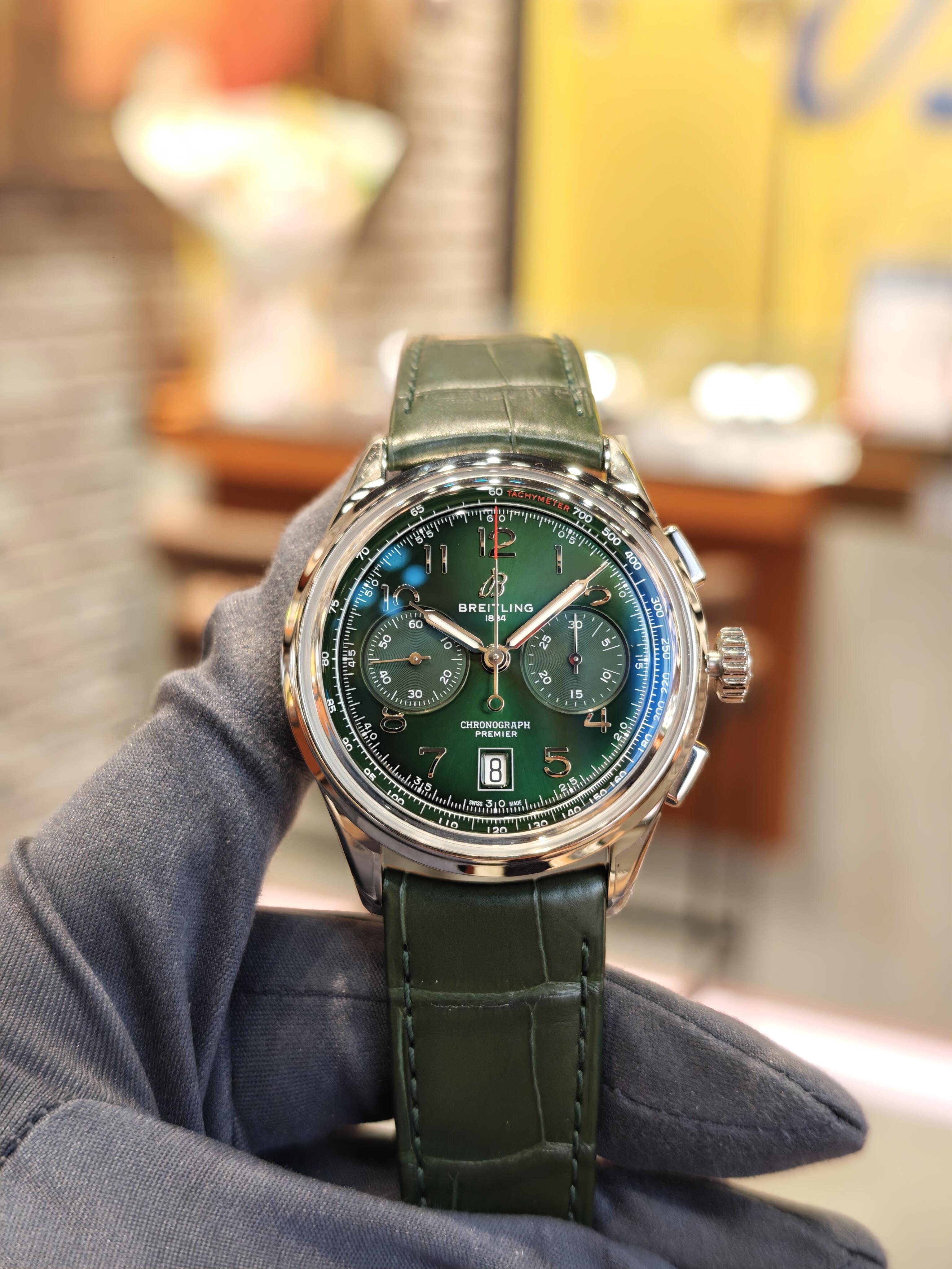 Breitling Premier, orologio di lusso da lavoro con quadrante verde e cinturino in pelle di alligatore, cronografo da aviazione.