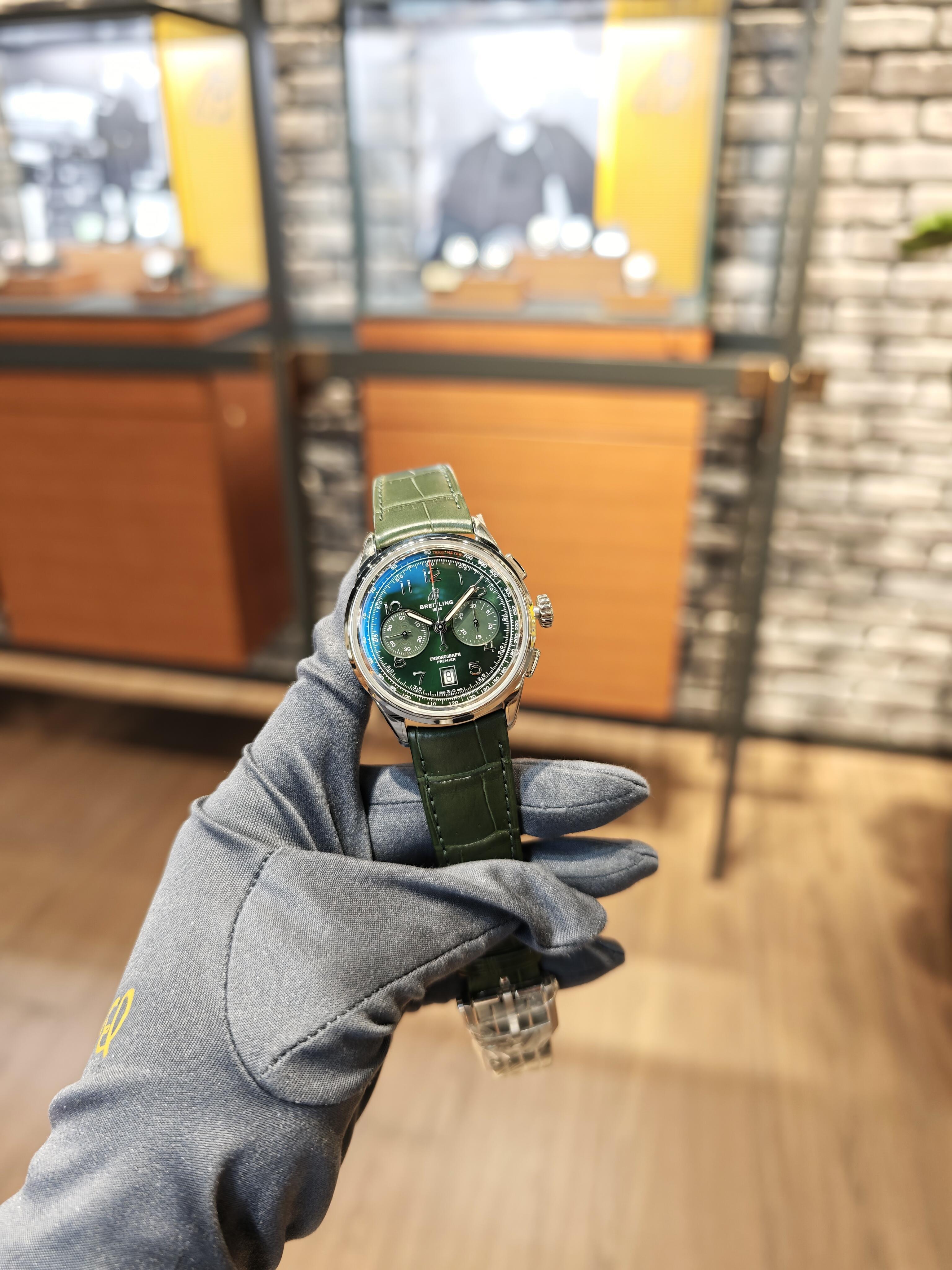 Breitling Premier, orologio di lusso da lavoro con quadrante verde e cinturino in pelle di alligatore, cronografo da aviazione.