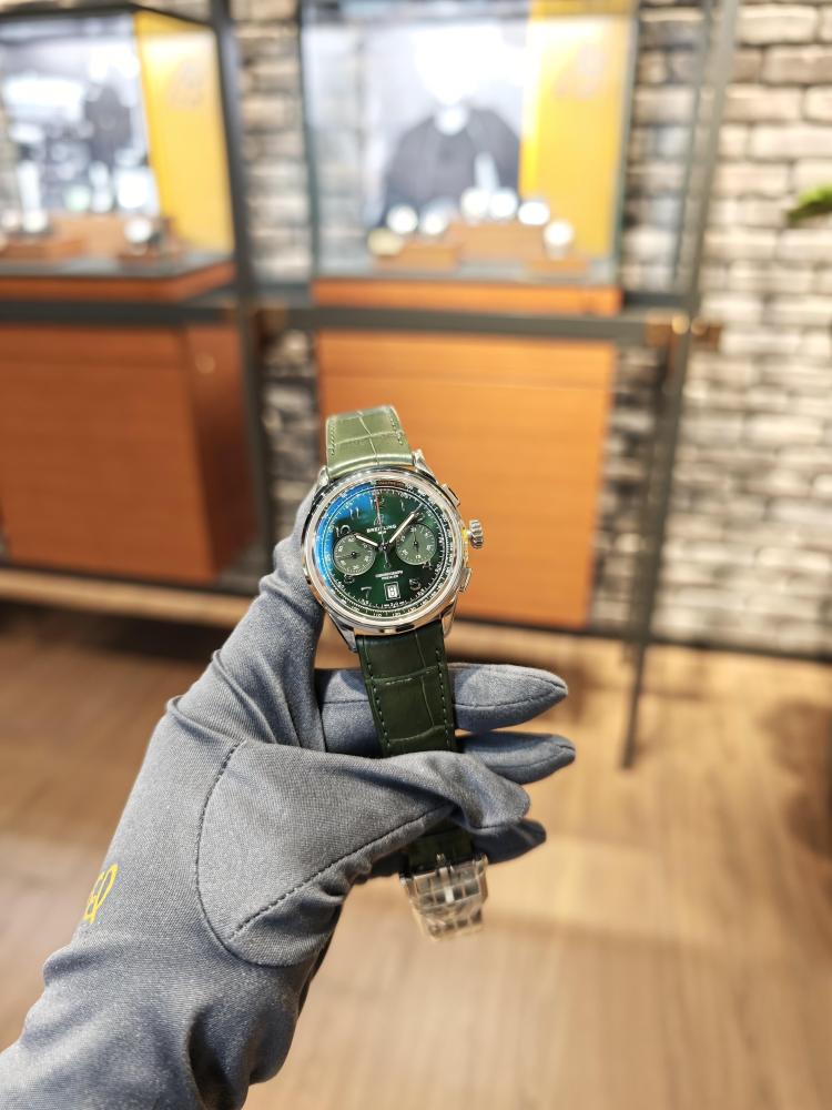 Breitling Premier, orologio di lusso da lavoro con quadrante verde e cinturino in pelle di alligatore, cronografo da aviazione.