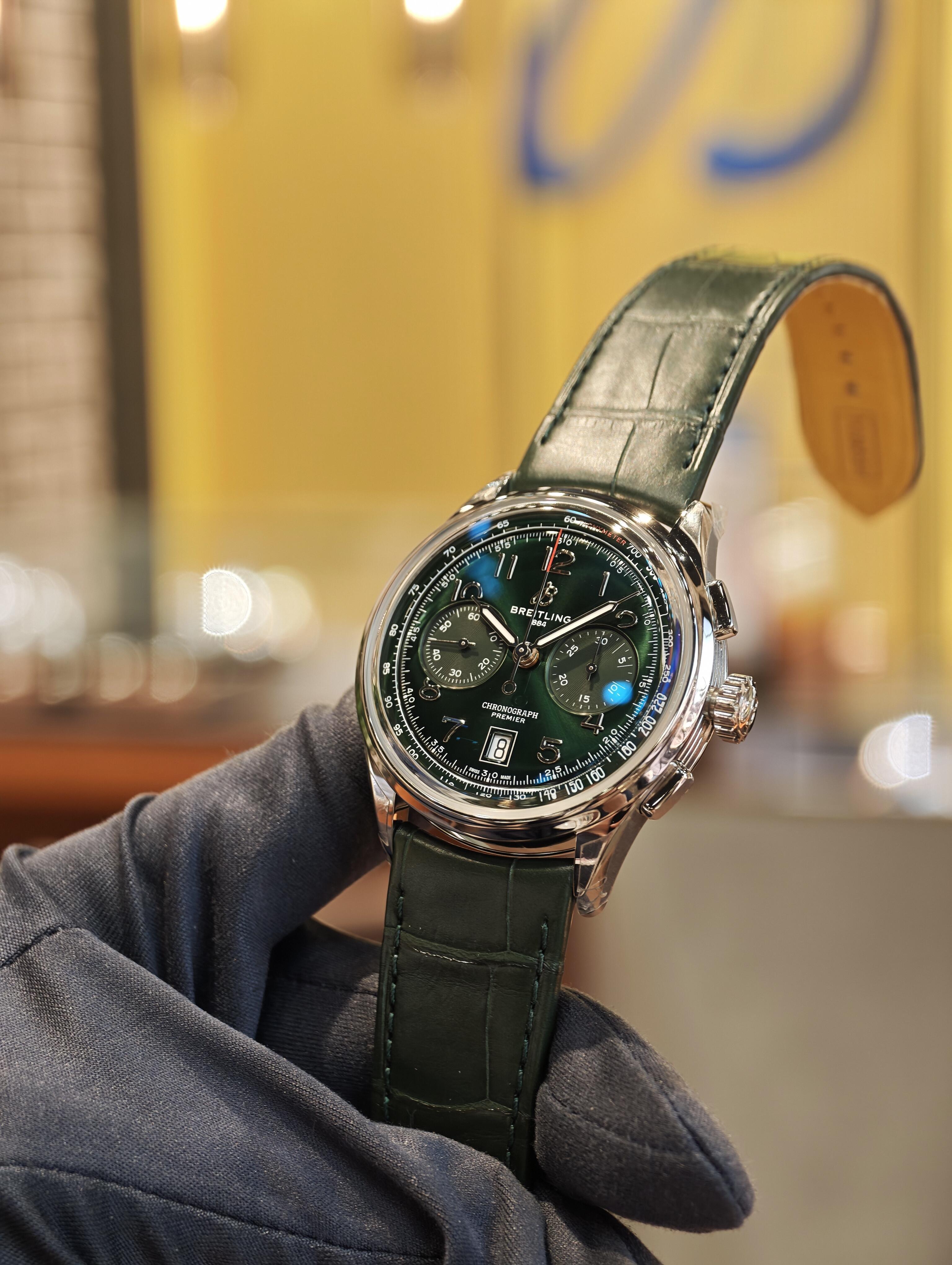 Breitling Premier, orologio di lusso da lavoro con quadrante verde e cinturino in pelle di alligatore, cronografo da aviazione.
