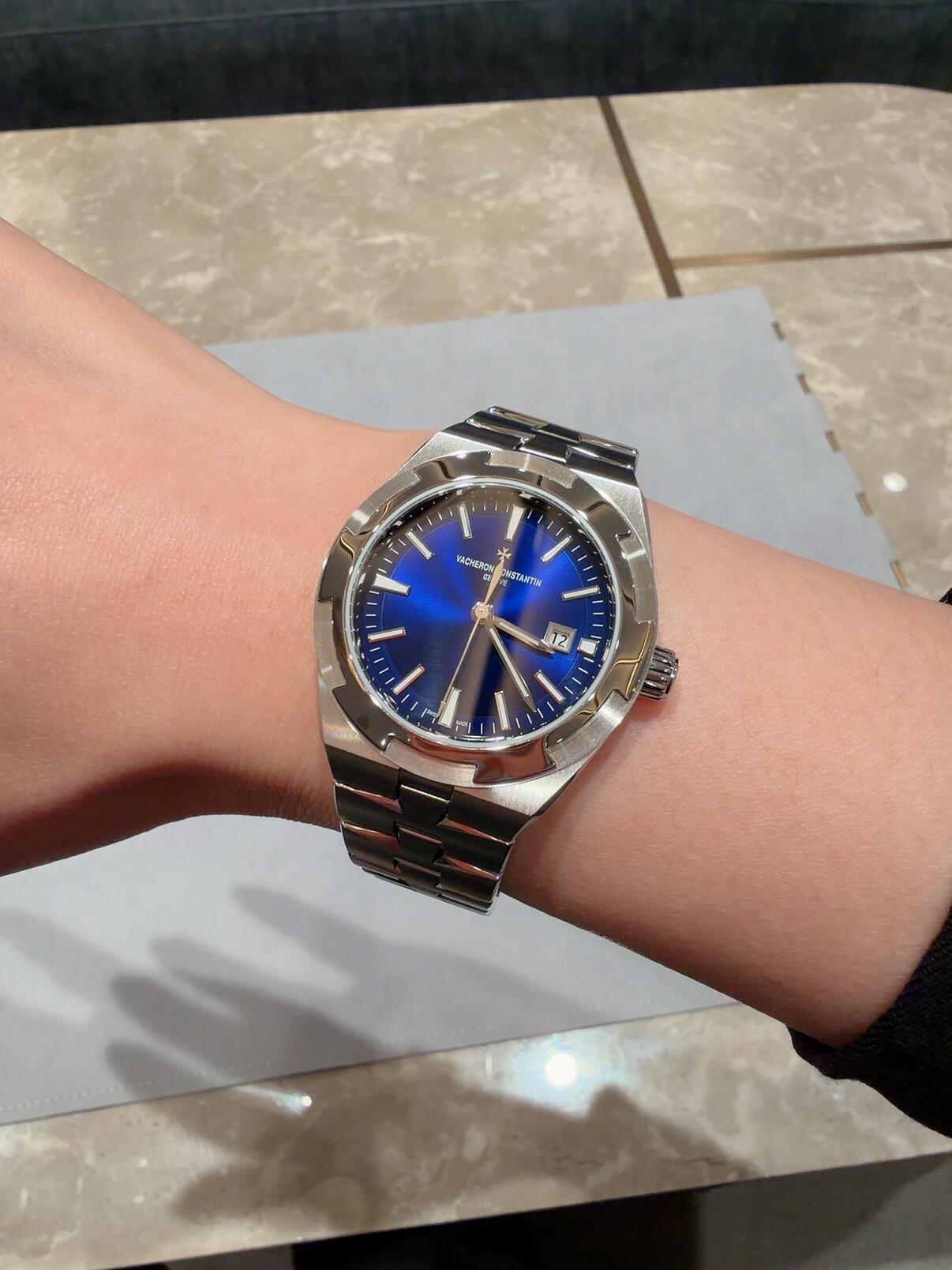 Orologio da uomo Vacheron Constantin Overseas con quadrante blu, bracciale in acciaio e movimento meccanico automatico, sigillo di Ginevra.