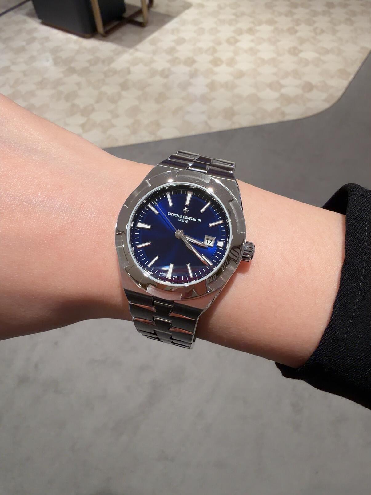 Orologio da uomo Vacheron Constantin Overseas con quadrante blu, bracciale in acciaio e movimento meccanico automatico, sigillo di Ginevra.
