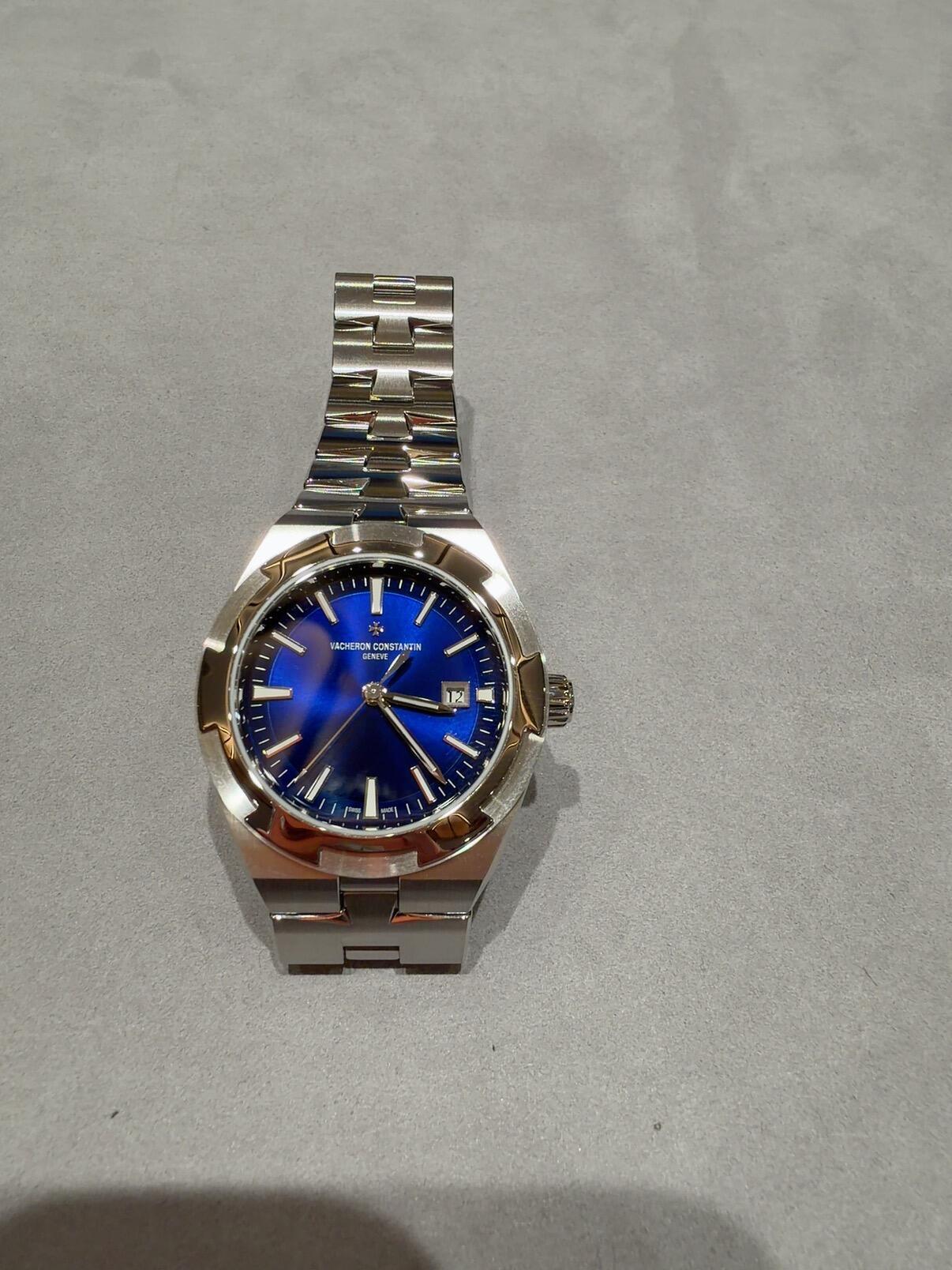 Orologio da uomo Vacheron Constantin Overseas con quadrante blu, bracciale in acciaio e movimento meccanico automatico, sigillo di Ginevra.