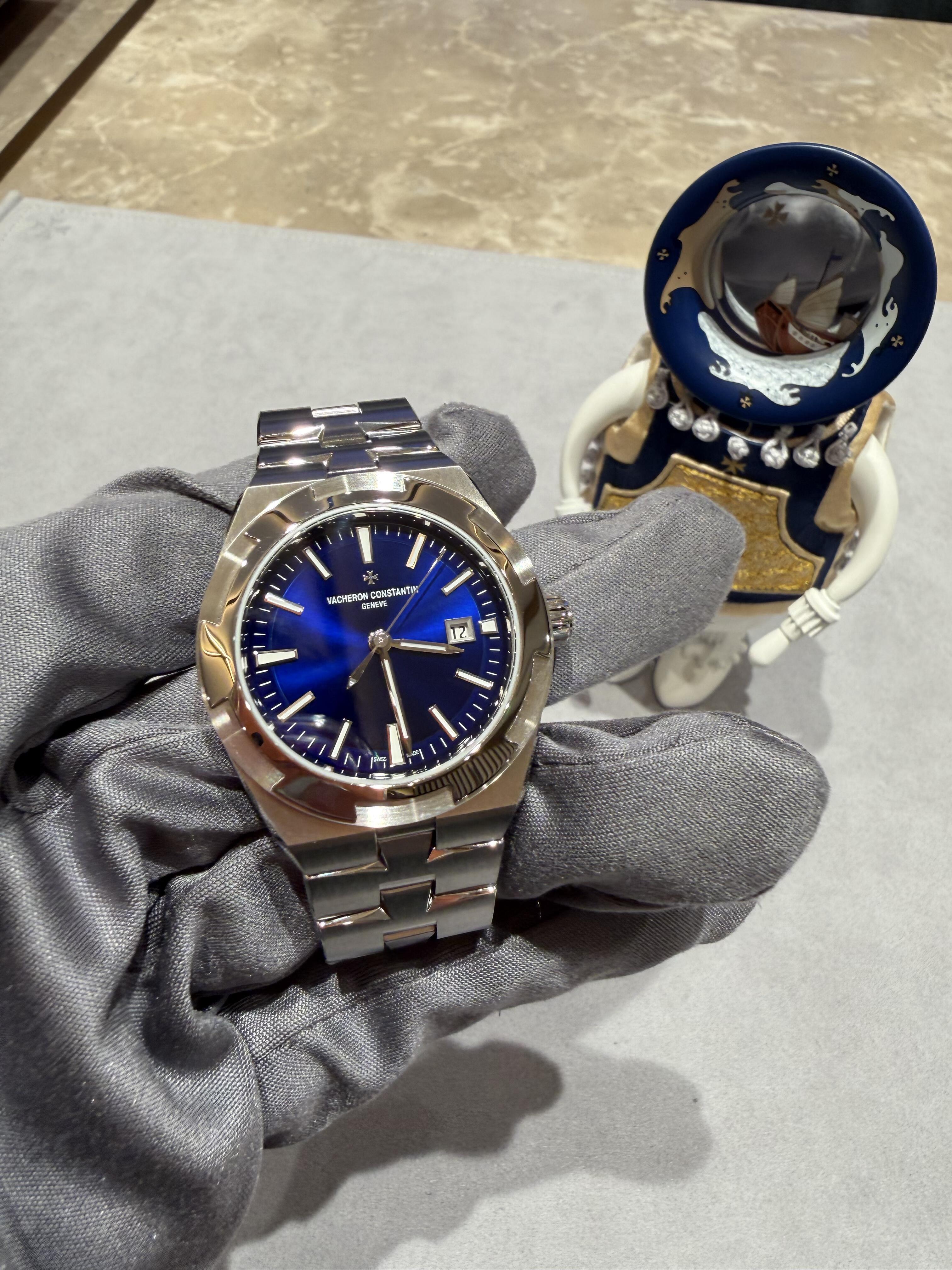 Orologio da uomo Vacheron Constantin Overseas con quadrante blu, bracciale in acciaio e movimento meccanico automatico, sigillo di Ginevra.