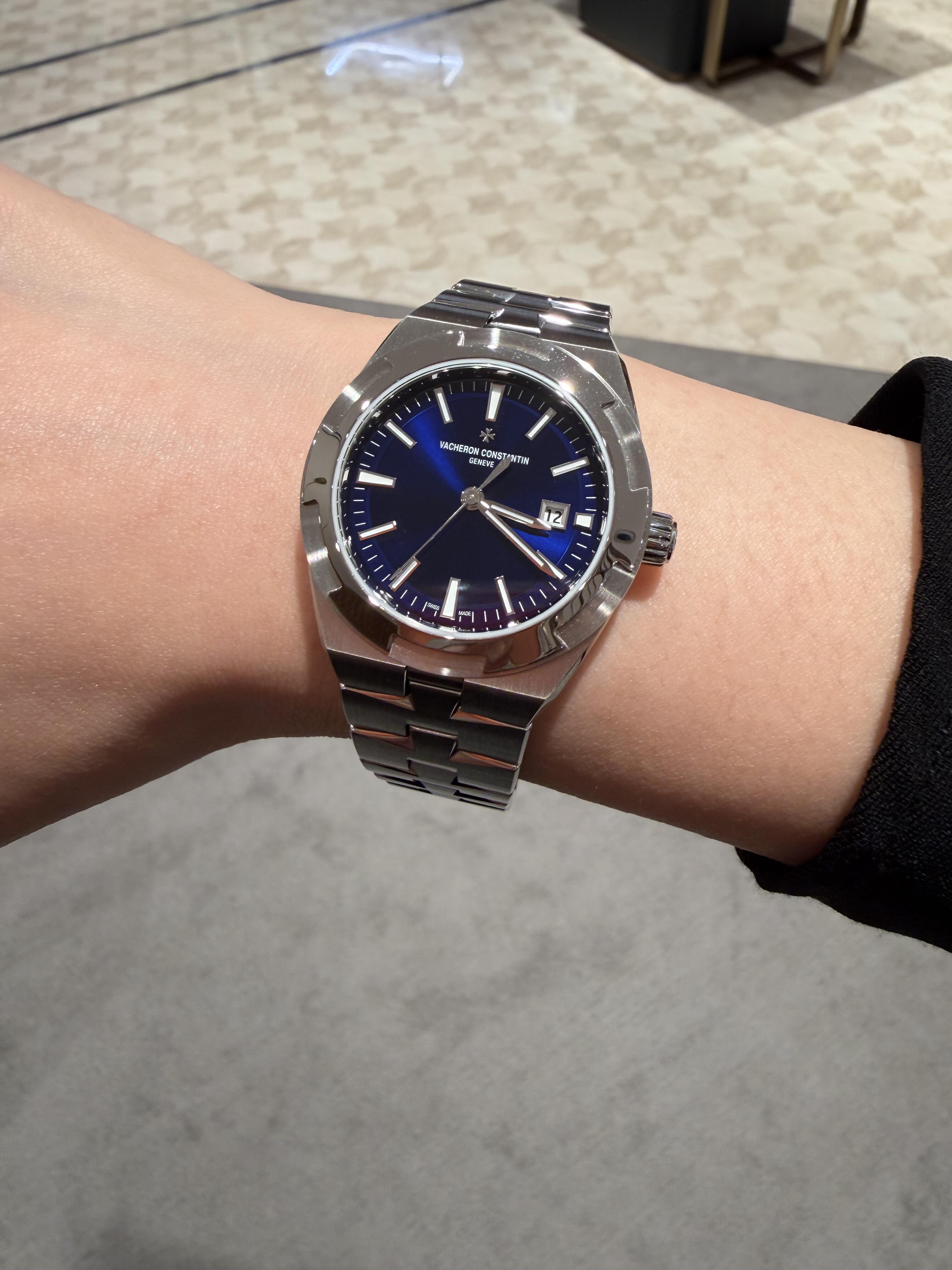 Orologio da uomo Vacheron Constantin Overseas con quadrante blu, bracciale in acciaio e movimento meccanico automatico, sigillo di Ginevra.