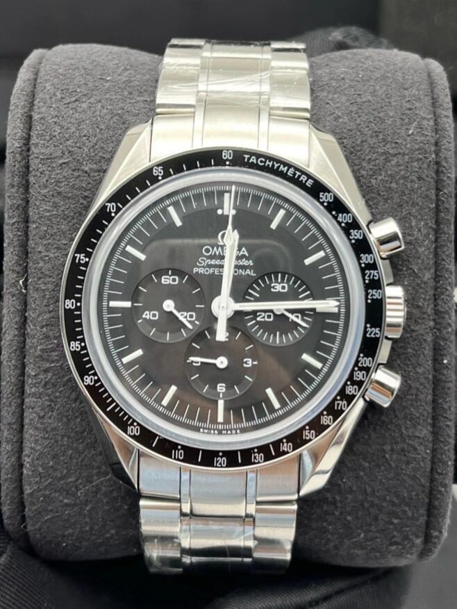 Omega Speedmaster Moon Landing Legend Edition con quadrante nero e bracciale in acciaio, cronografo professionale.