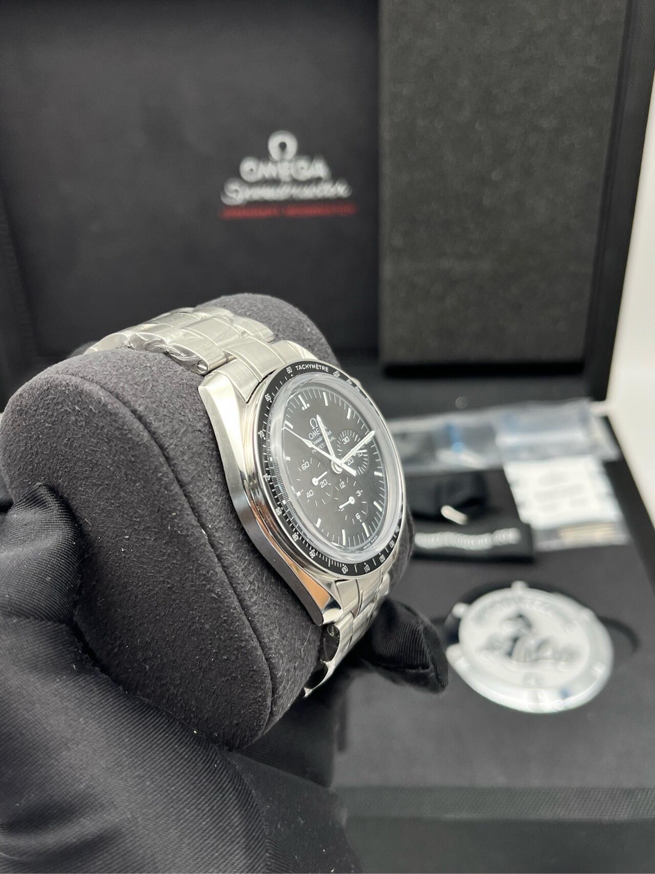 Omega Speedmaster Moon Landing Legend Edition con quadrante nero e bracciale in acciaio, cronografo professionale.