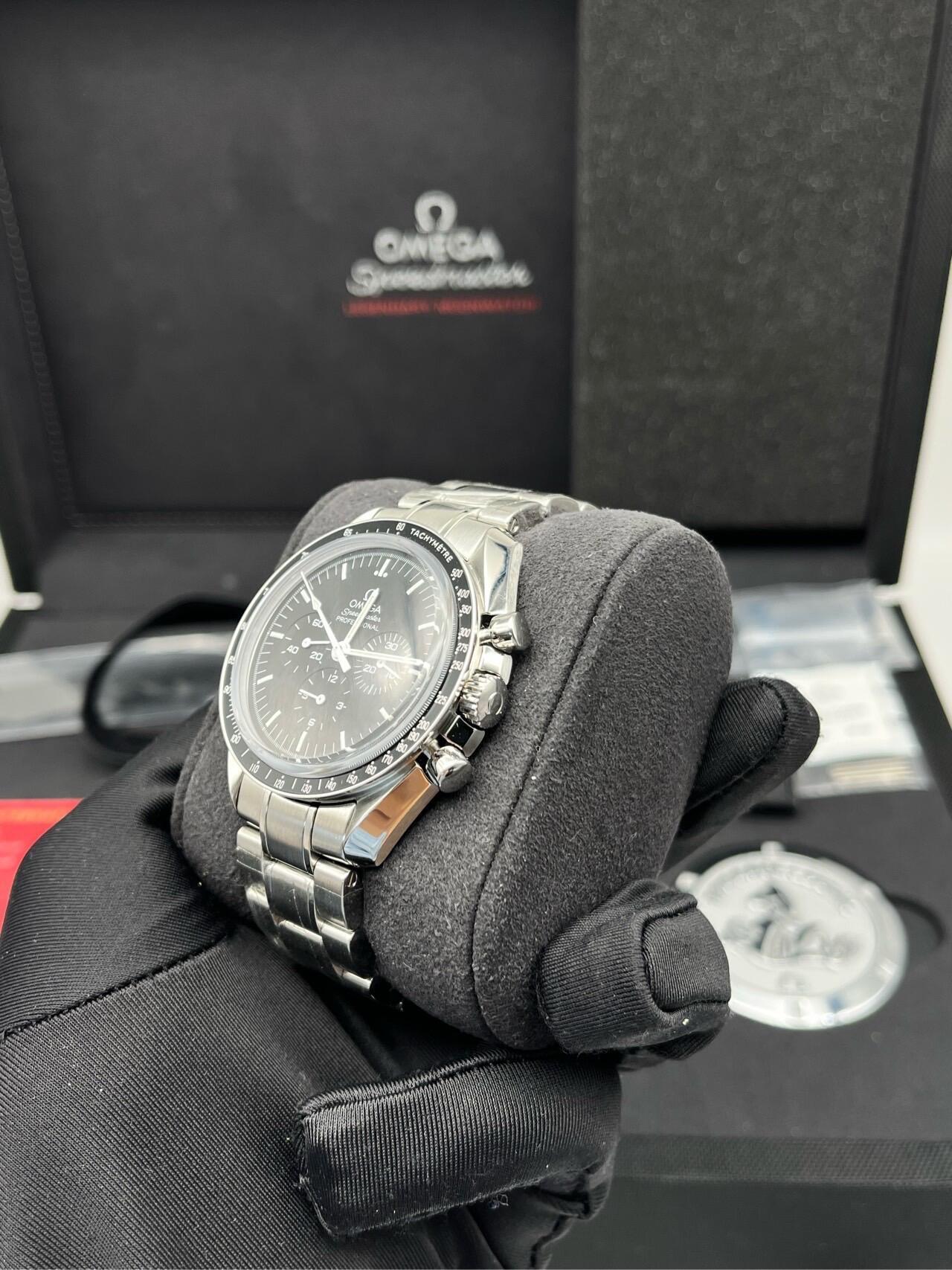 Omega Speedmaster Moon Landing Legend Edition con quadrante nero e bracciale in acciaio, cronografo professionale.
