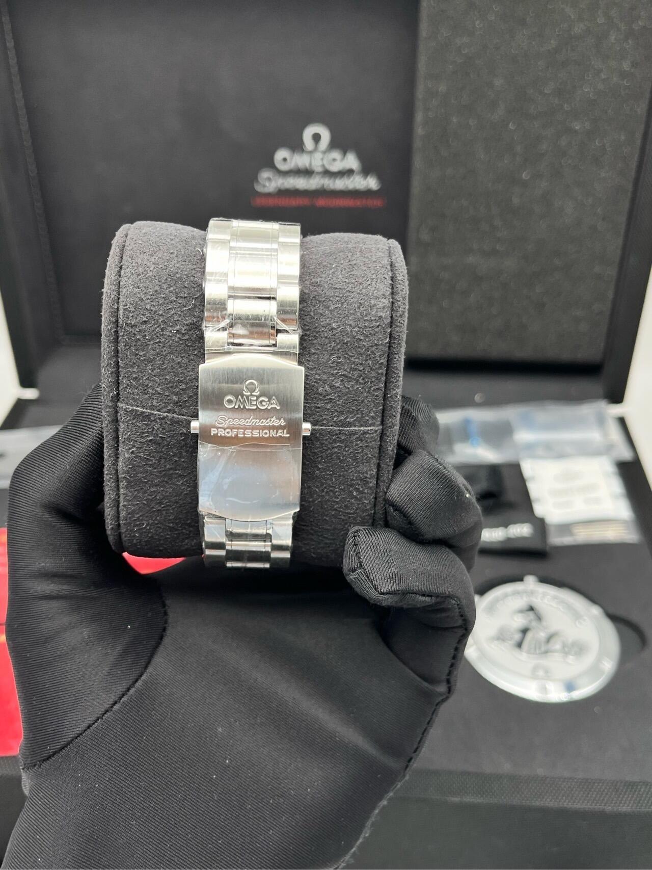 Omega Speedmaster Moon Landing Legend Edition con quadrante nero e bracciale in acciaio, cronografo professionale.