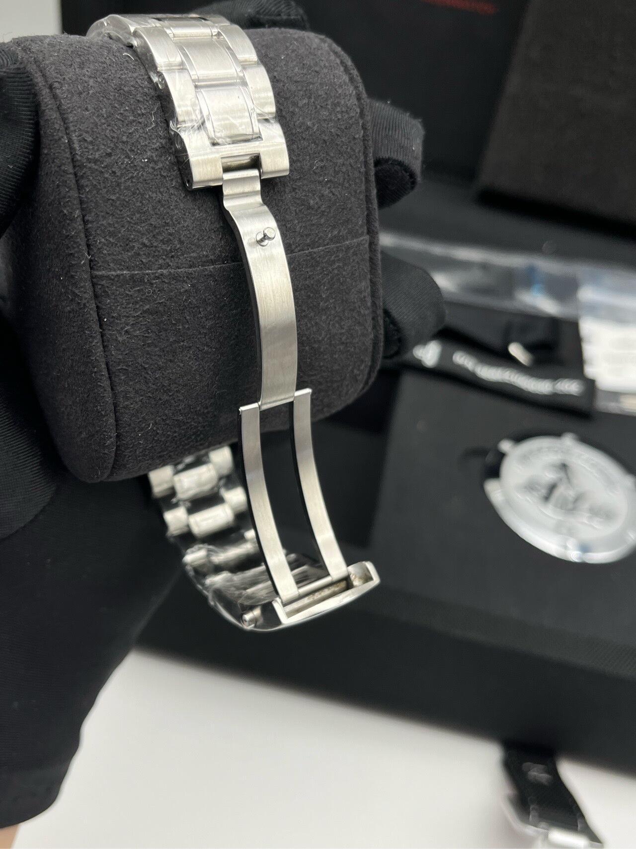 Omega Speedmaster Moon Landing Legend Edition con quadrante nero e bracciale in acciaio, cronografo professionale.