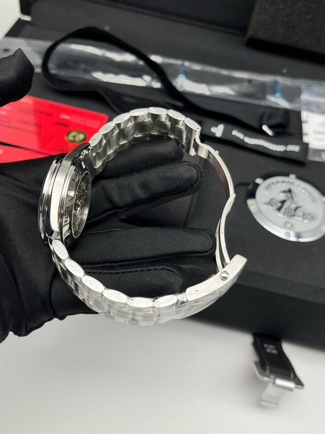 Omega Speedmaster Moon Landing Legend Edition con quadrante nero e bracciale in acciaio, cronografo professionale.