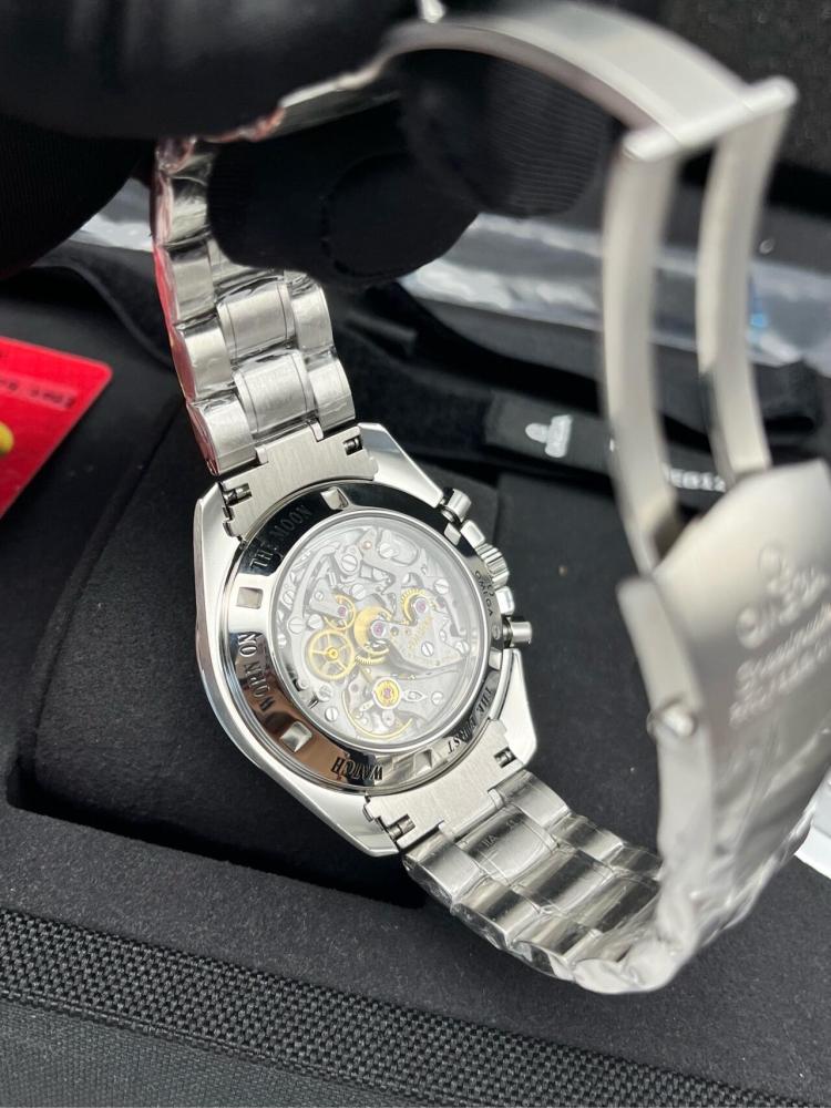 Omega Speedmaster Moon Landing Legend Edition con quadrante nero e bracciale in acciaio, cronografo professionale.