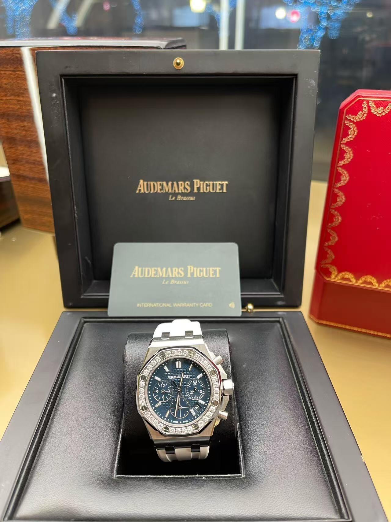 Orologio da uomo Audemars Piguet Royal Oak Offshore con quadrante blu e cronografo automatico con diamanti.