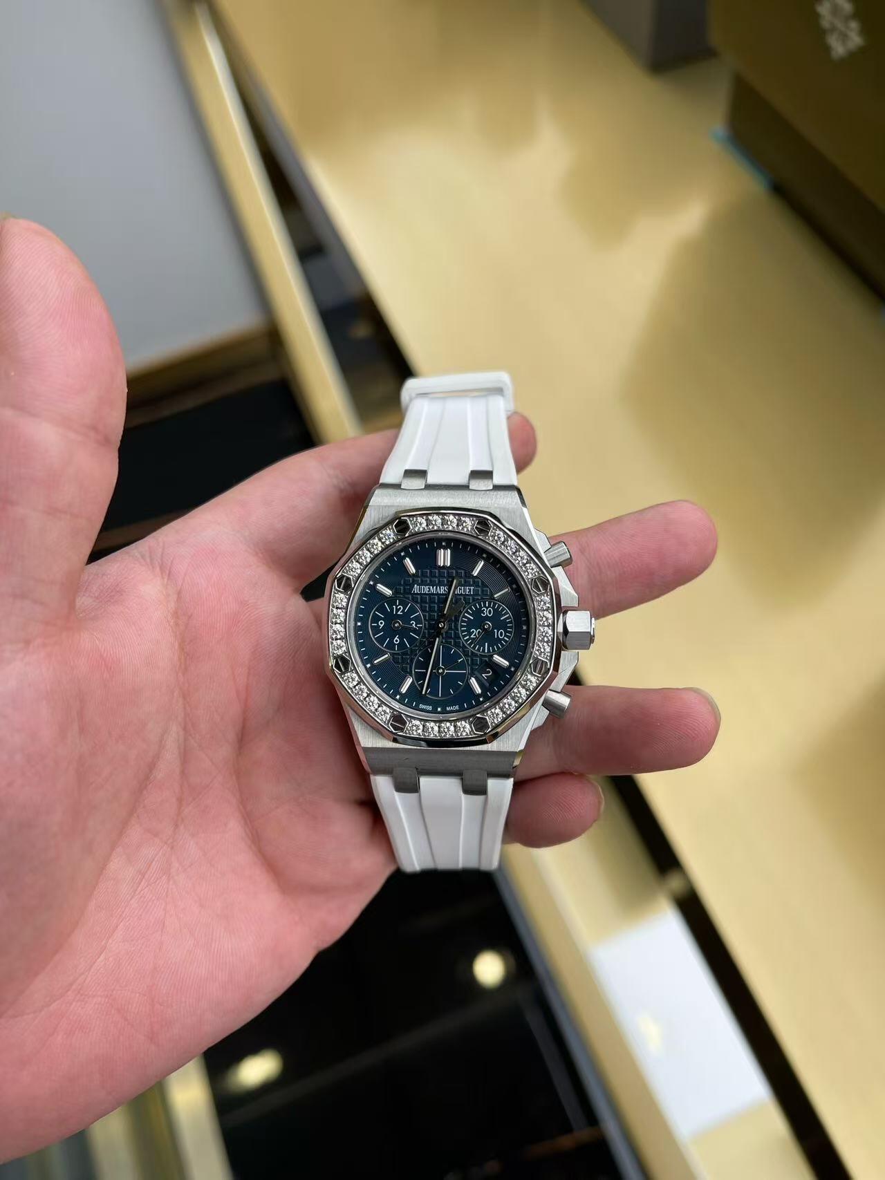 Orologio da uomo Audemars Piguet Royal Oak Offshore con quadrante blu e cronografo automatico con diamanti.