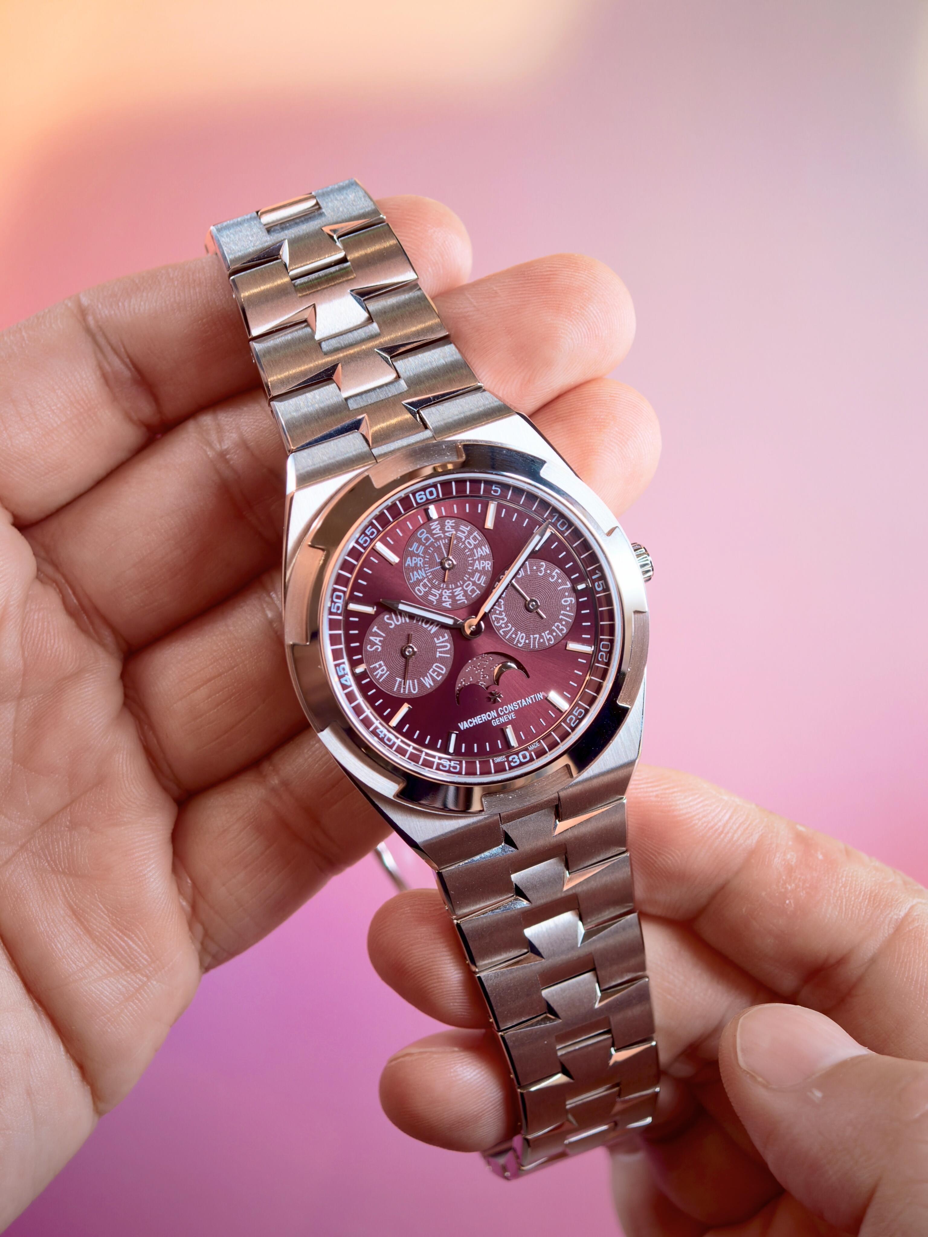 Orologio da uomo automatico Vacheron Constantin Overseas con calendario perpetuo e fasi lunari, con sigillo di Ginevra.