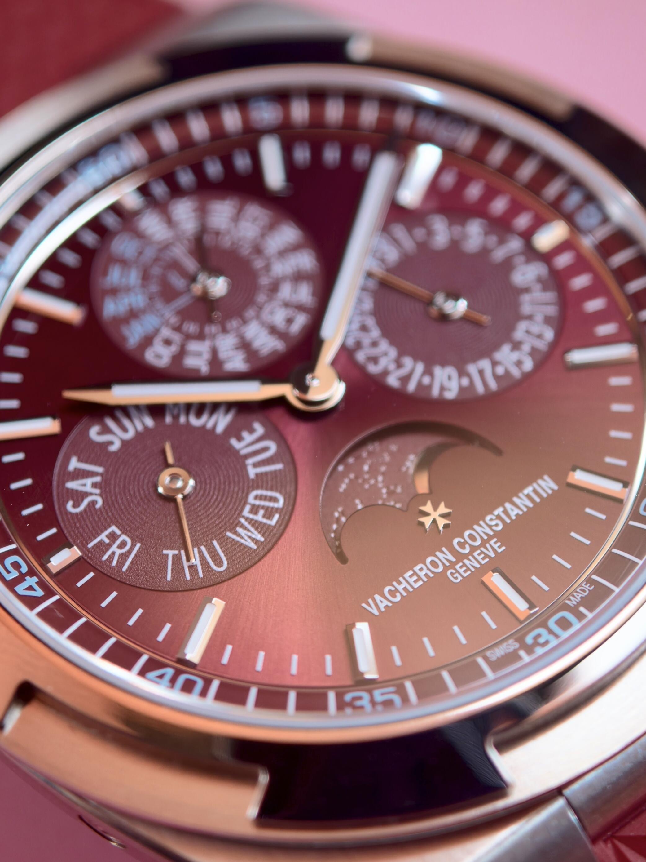 Orologio da uomo automatico Vacheron Constantin Overseas con calendario perpetuo e fasi lunari, con sigillo di Ginevra.