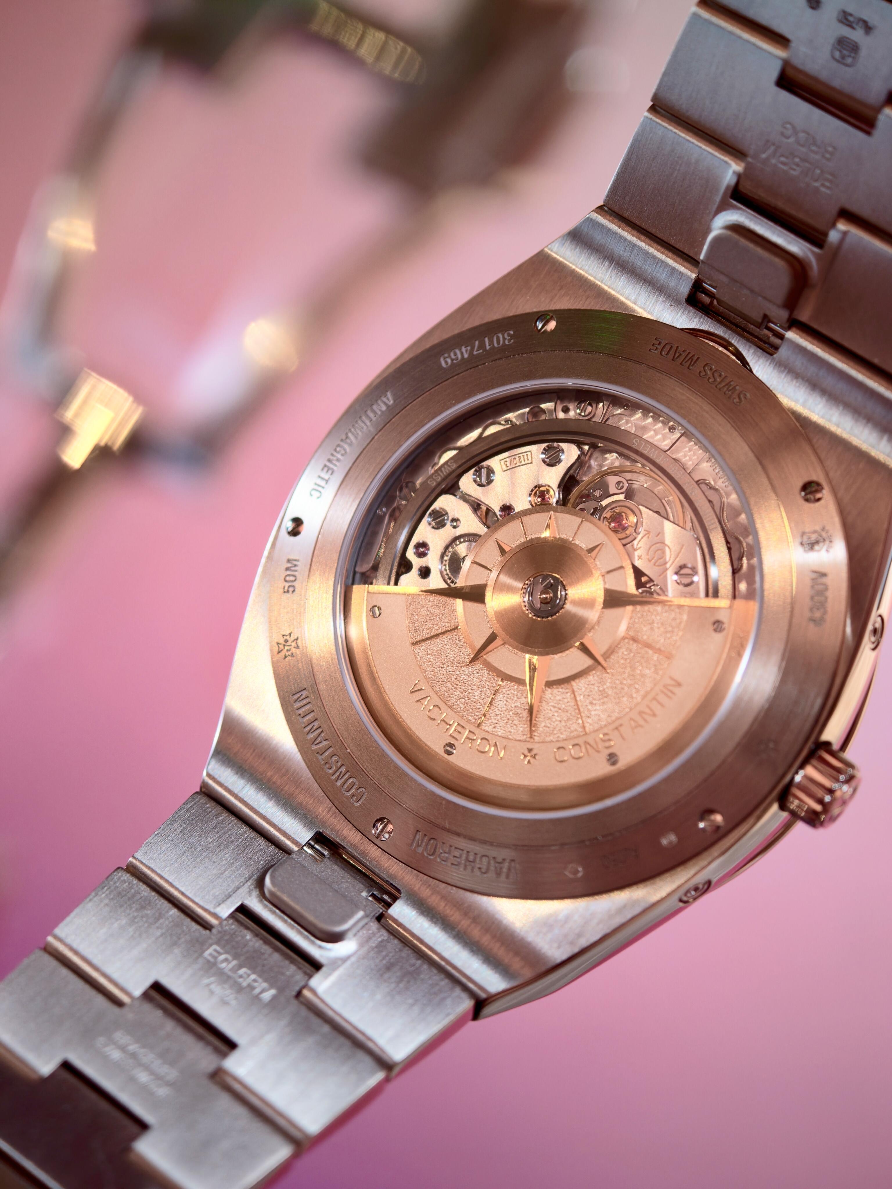 Orologio da uomo automatico Vacheron Constantin Overseas con calendario perpetuo e fasi lunari, con sigillo di Ginevra.