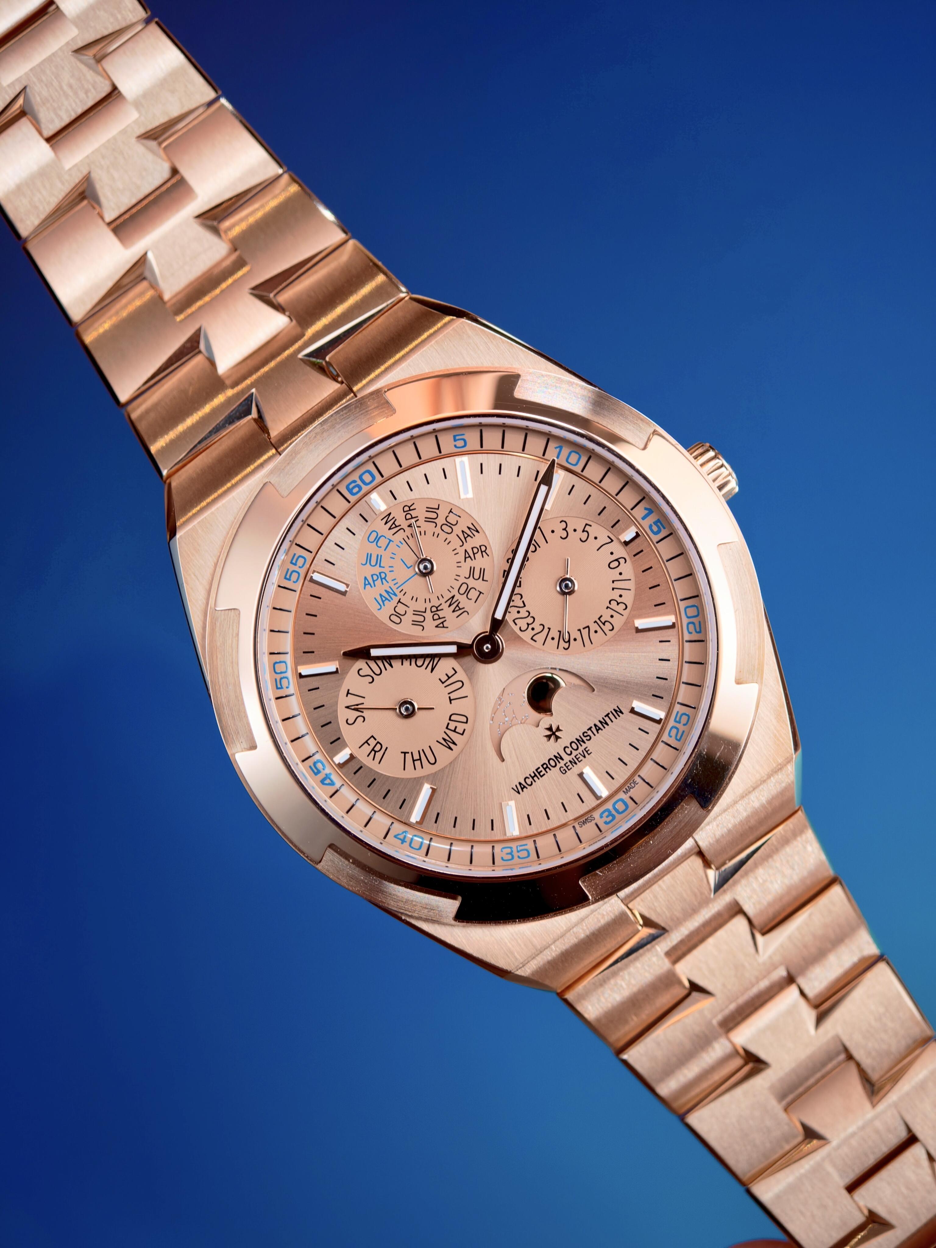 Orologio da uomo automatico Vacheron Constantin Overseas con calendario perpetuo e fasi lunari, con sigillo di Ginevra.