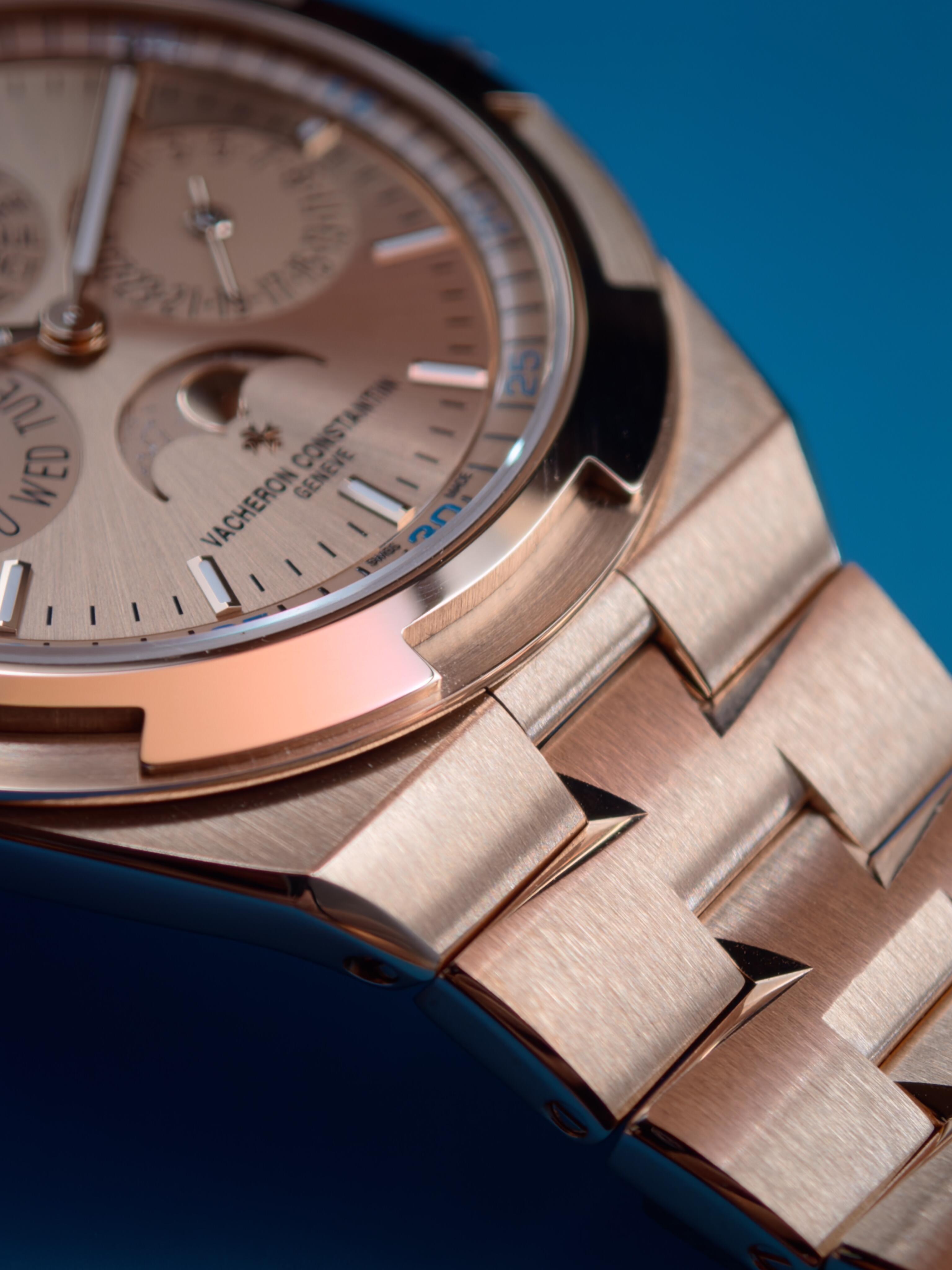 Orologio da uomo automatico Vacheron Constantin Overseas con calendario perpetuo e fasi lunari, con sigillo di Ginevra.