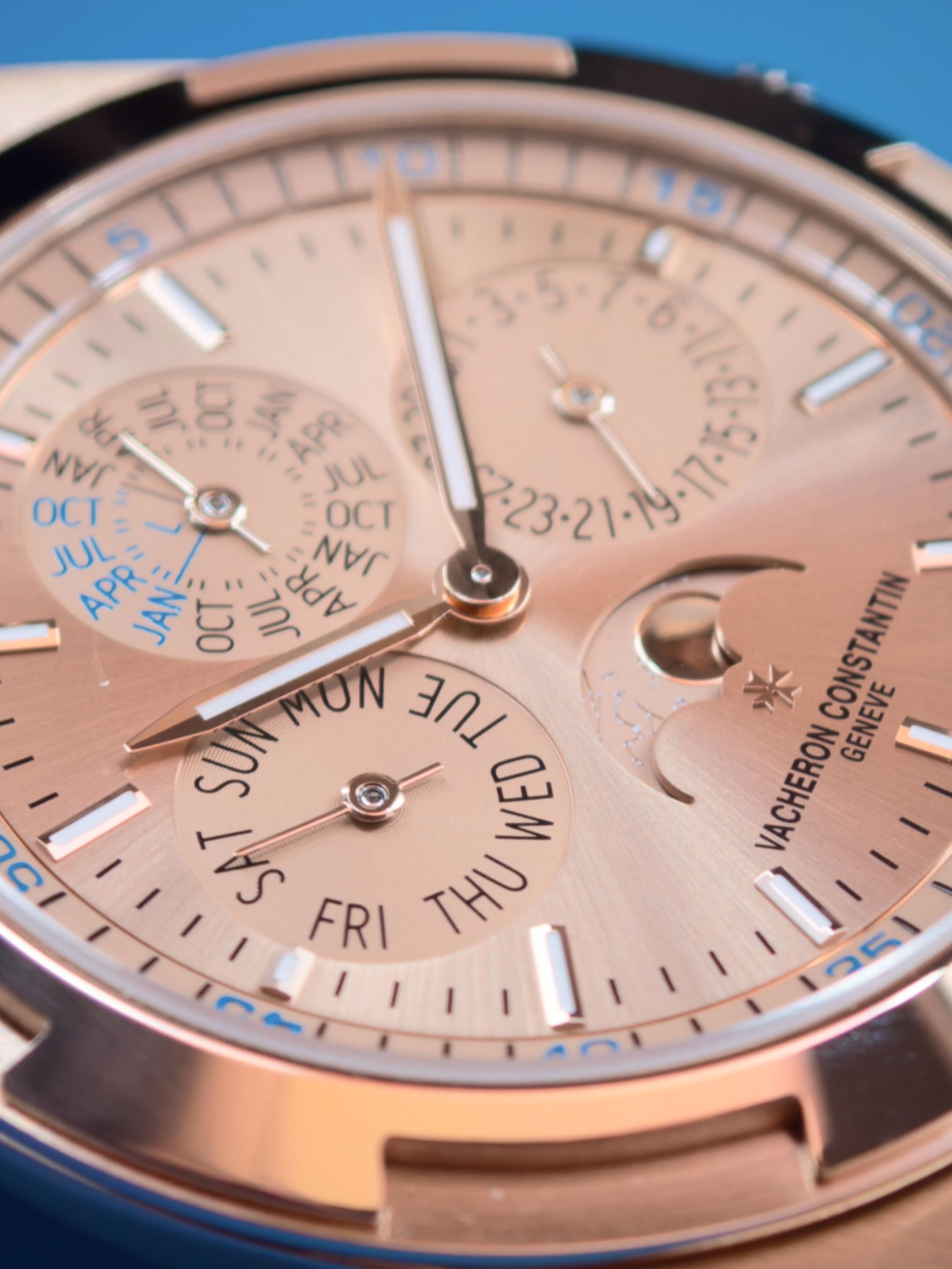 Orologio da uomo automatico Vacheron Constantin Overseas con calendario perpetuo e fasi lunari, con sigillo di Ginevra.