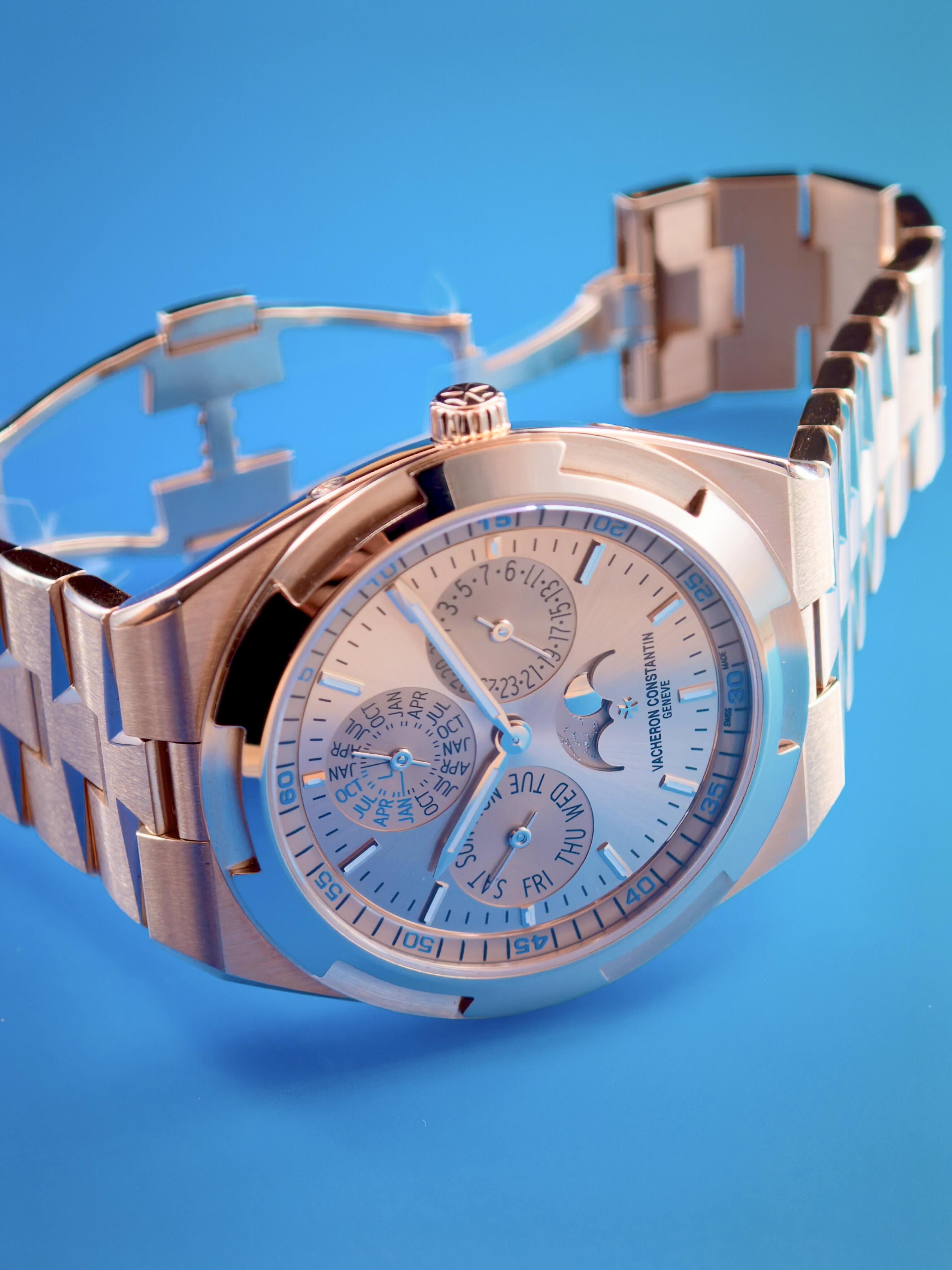 Orologio da uomo automatico Vacheron Constantin Overseas con calendario perpetuo e fasi lunari, con sigillo di Ginevra.
