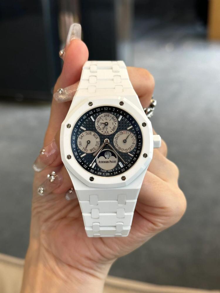 Orologio da uomo automatico Audemars Piguet Royal Oak in ceramica bianca con calendario perpetuo e fasi lunari.