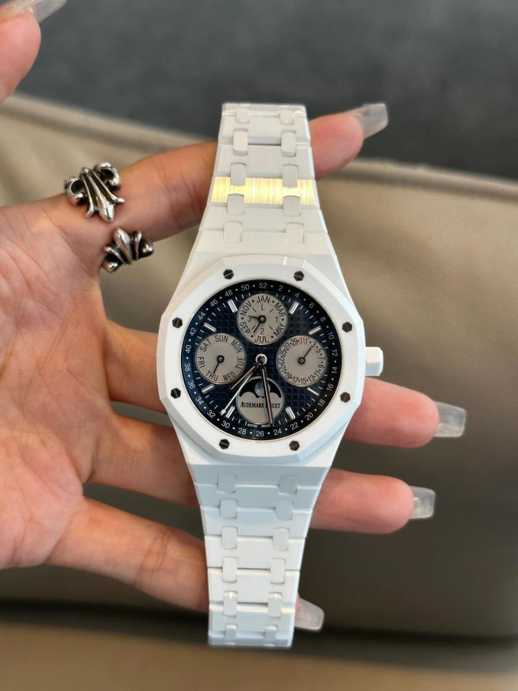 Orologio da uomo automatico Audemars Piguet Royal Oak in ceramica bianca con calendario perpetuo e fasi lunari.