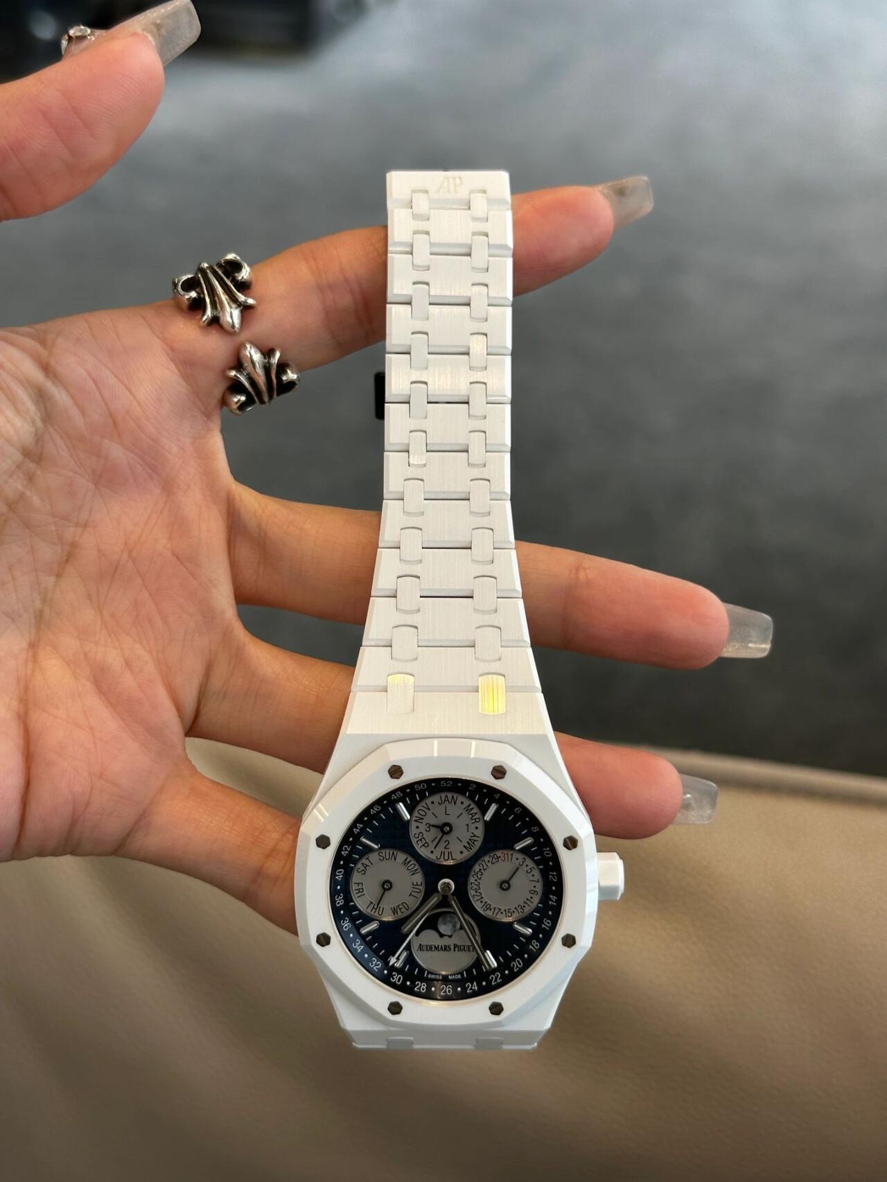 Orologio da uomo automatico Audemars Piguet Royal Oak in ceramica bianca con calendario perpetuo e fasi lunari.